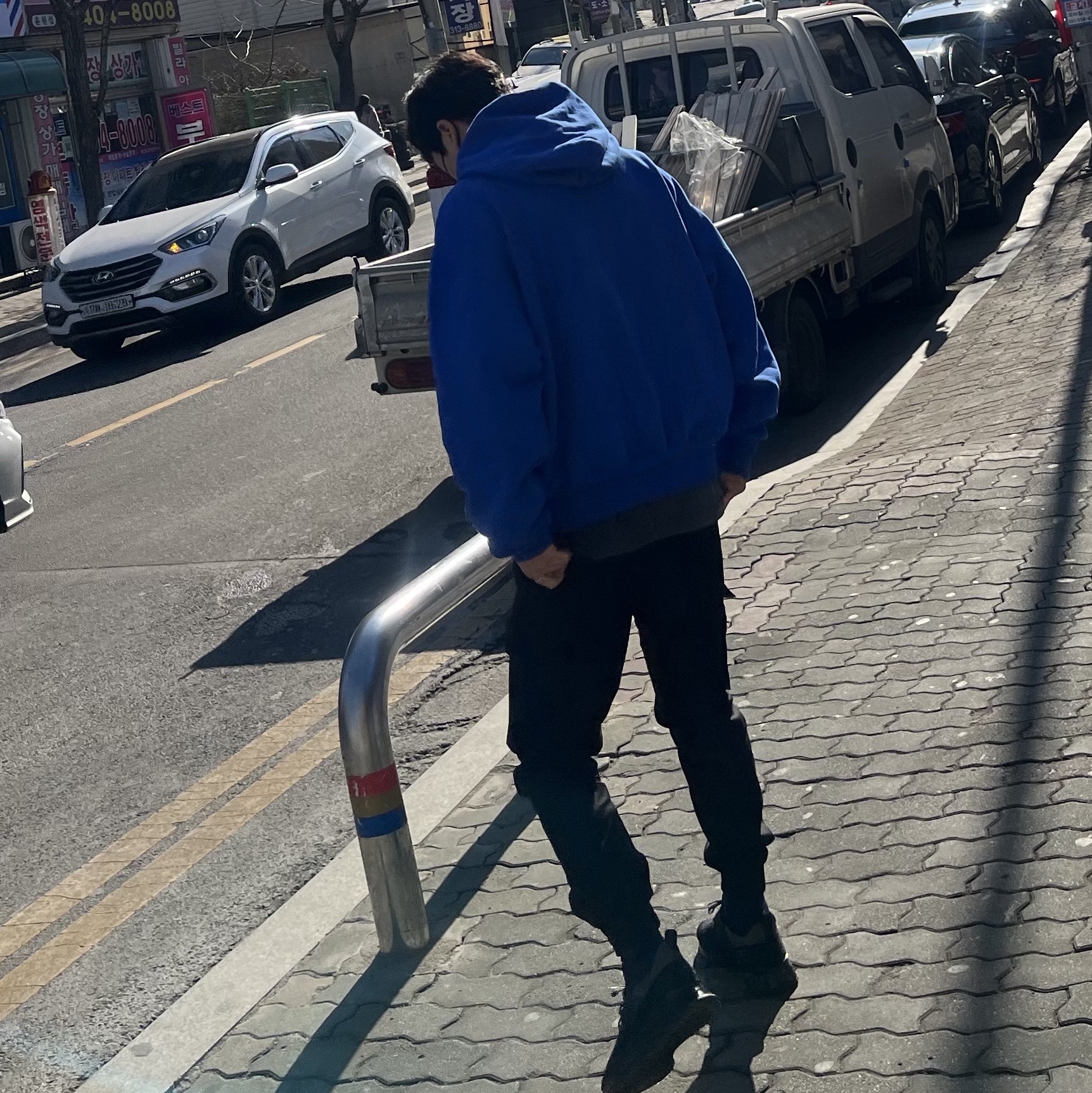 Yeezy Gap Hoodie Blue 착용 스타일 - 3