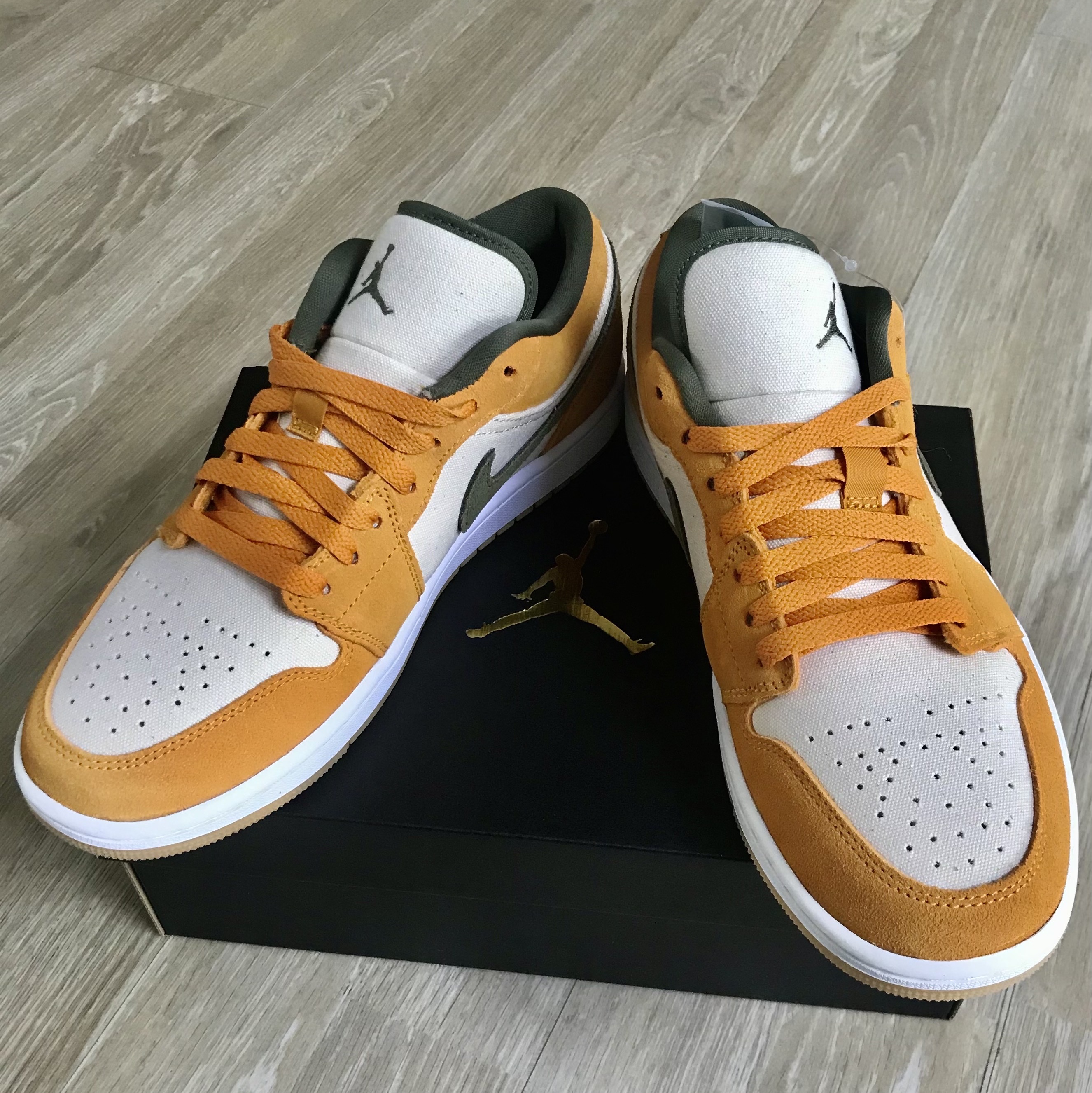 Jordan 1 Low SE Light Curry 착용 스타일 - 2