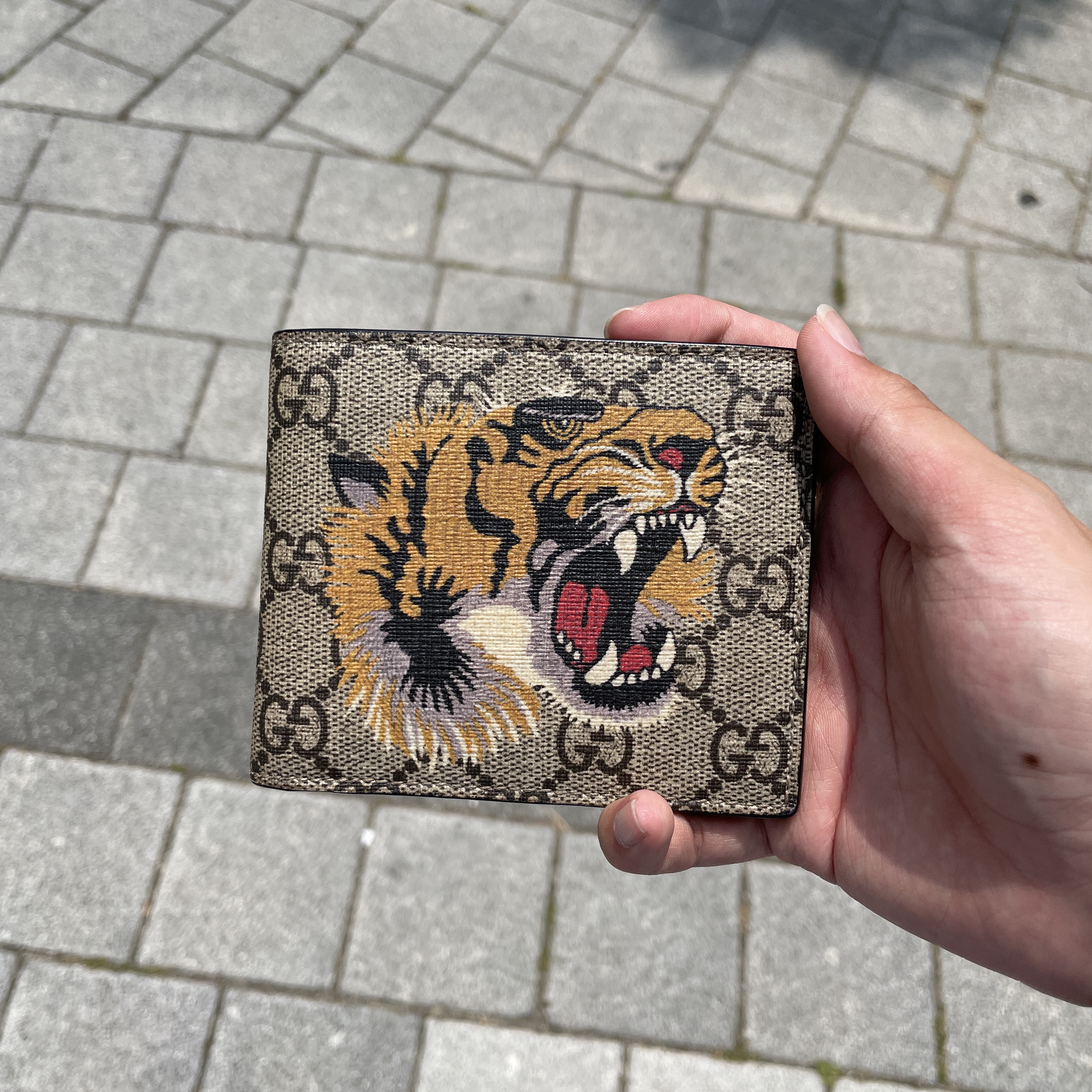 Gucci Tiger Print Wallet GG Supreme Beige Ebony 착용 스타일