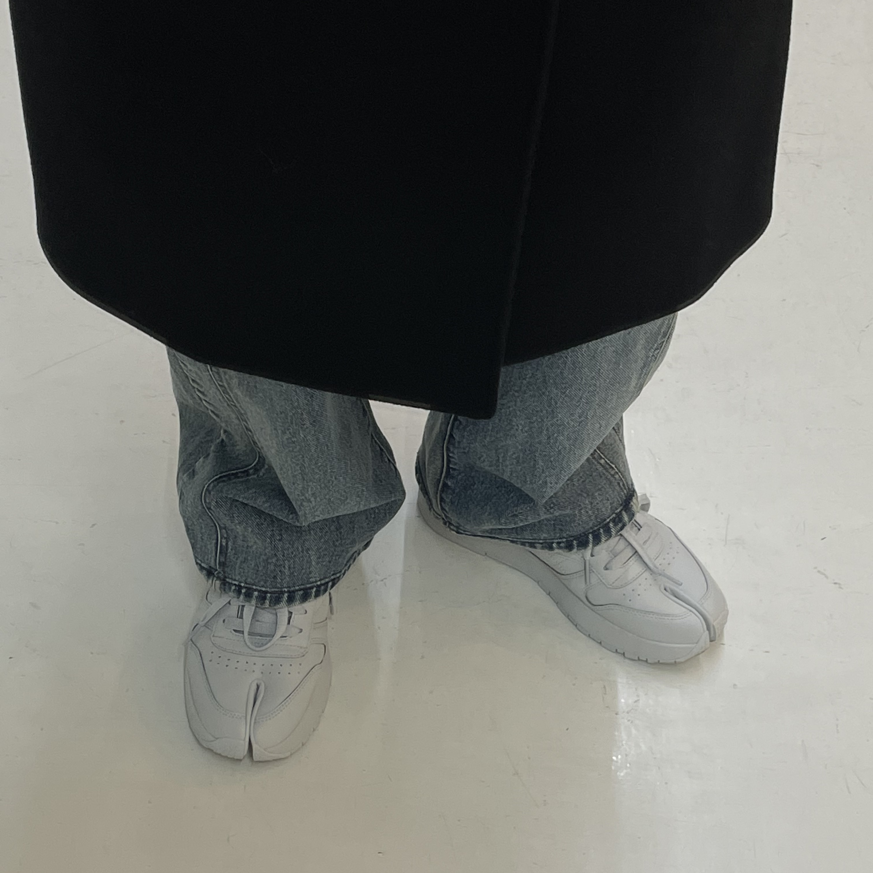 Reebok x Maison Margiela Classic Leather Tabi Shoes Grey 착용 스타일 - 3