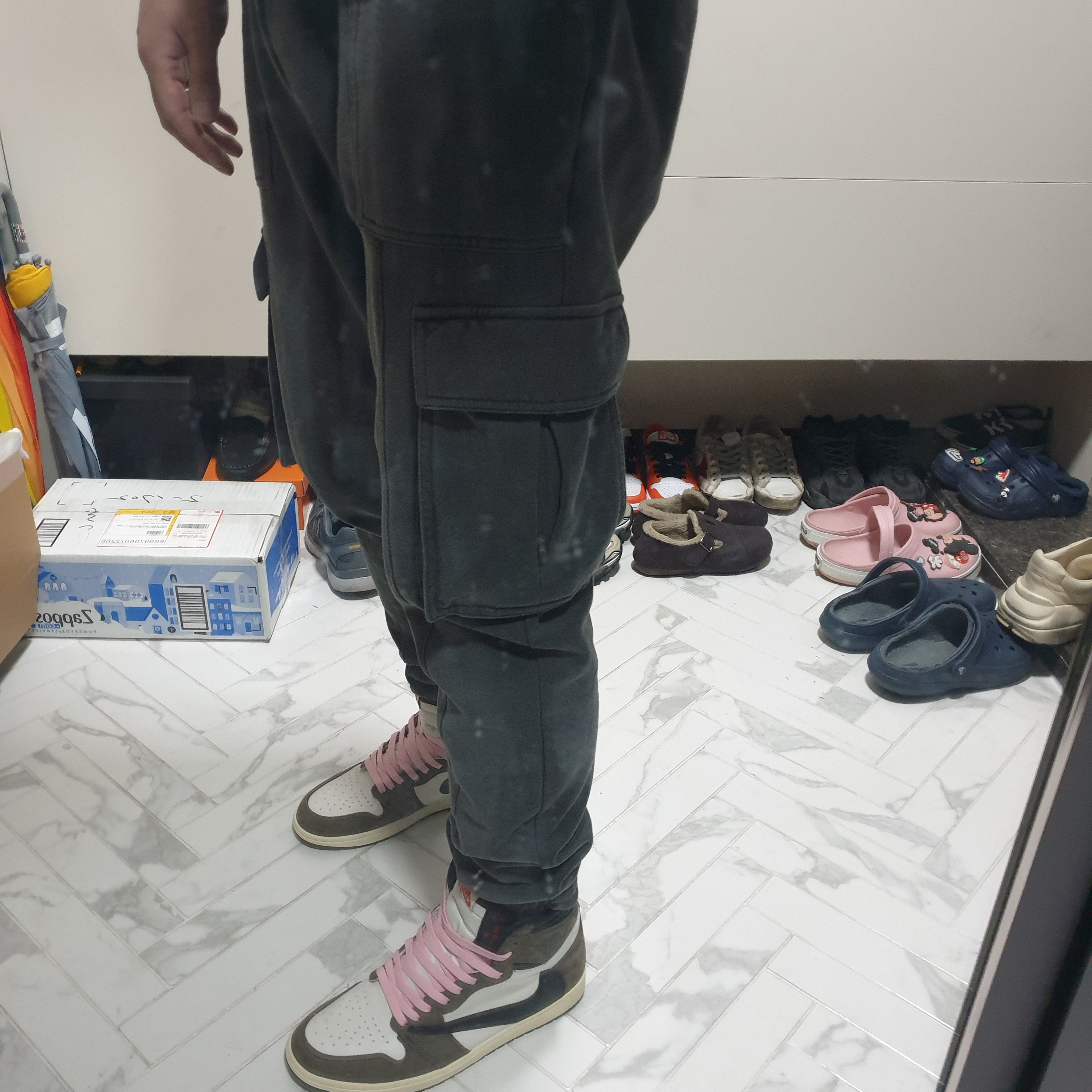 Jordan 1 x Travis Scott Retro High OG SP Mocha 착용 스타일 - 2