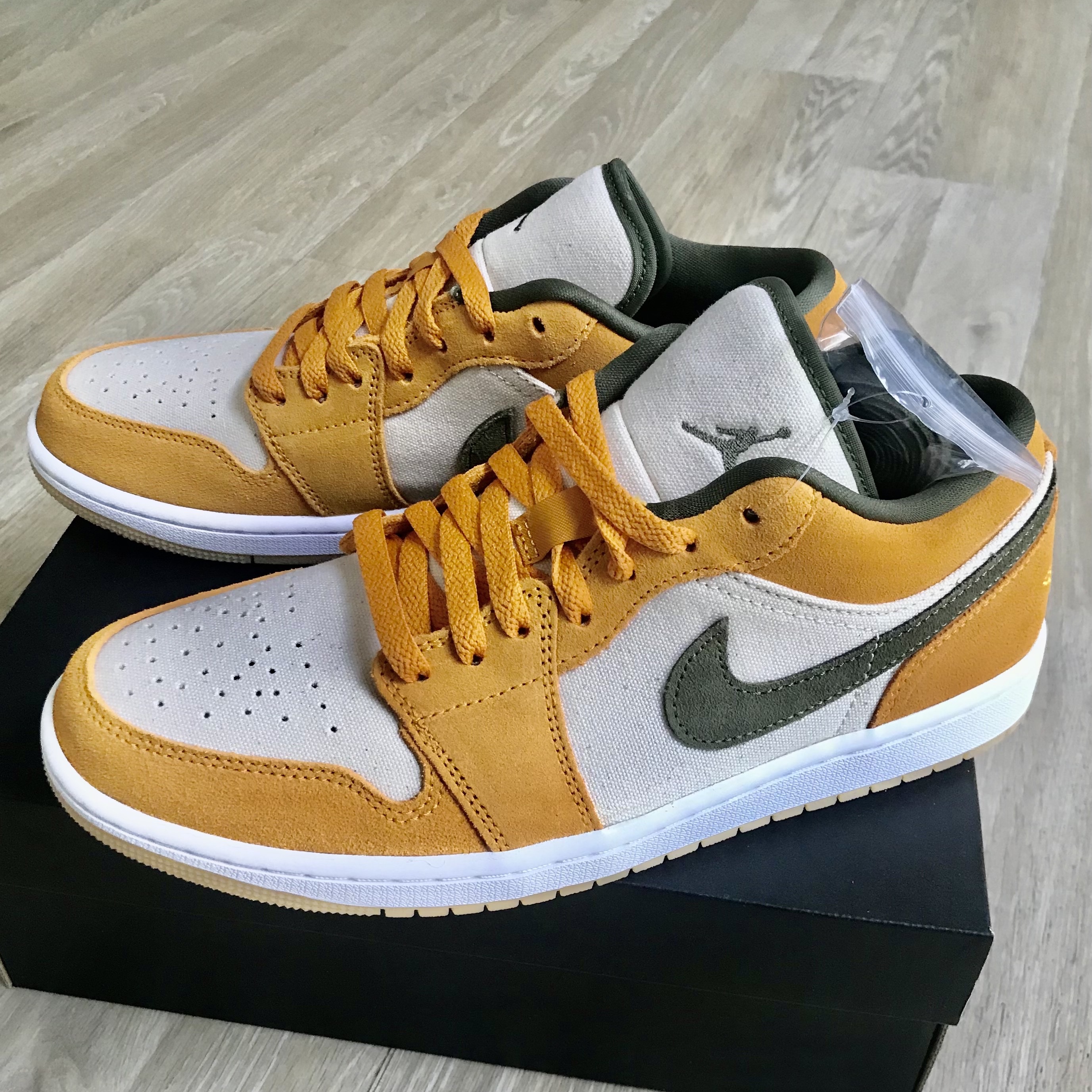 Jordan 1 Low SE Light Curry 착용 스타일 - 1