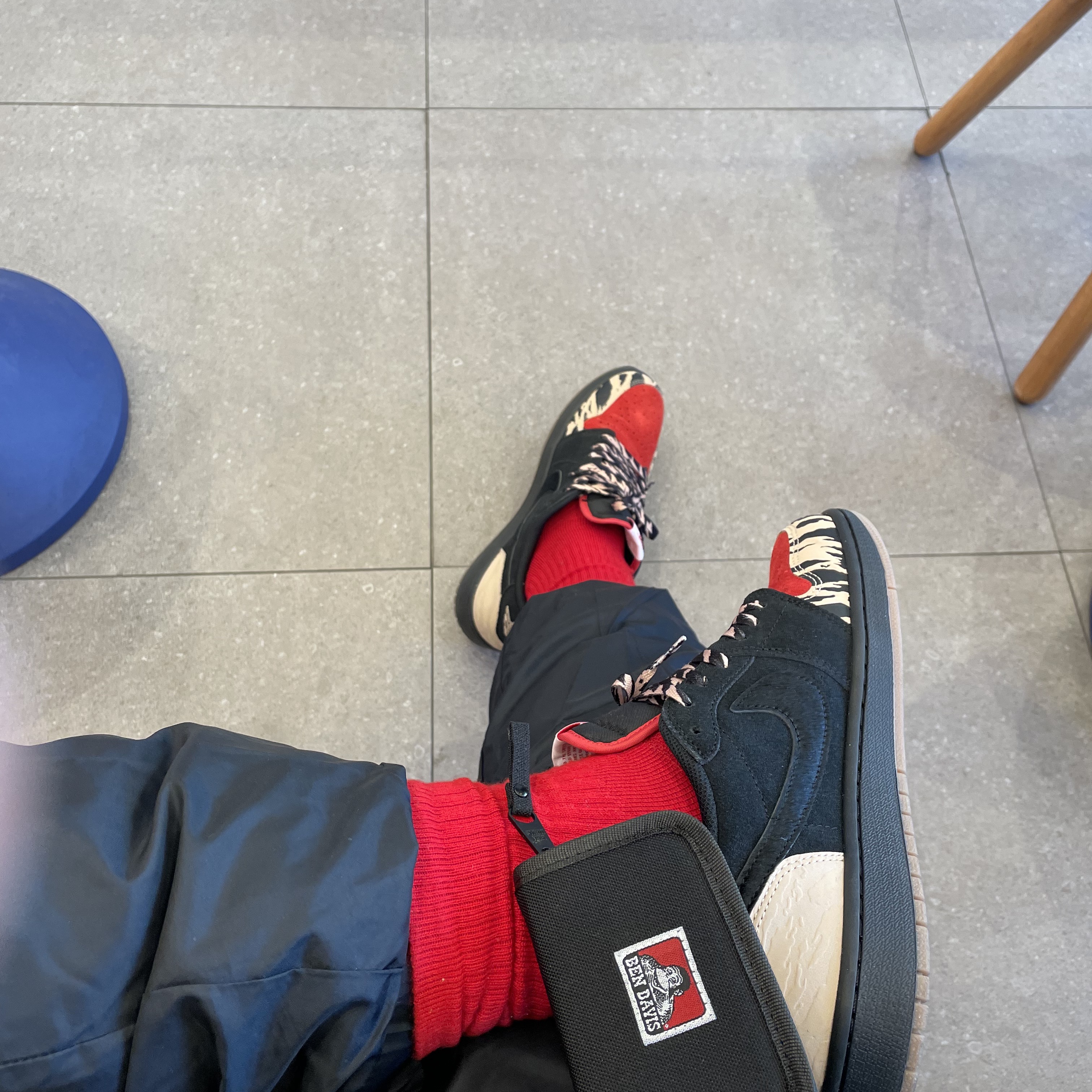 Jordan 1 x SoleFly Retro Low OG SP Black and Sport Red 착용 스타일 - 2