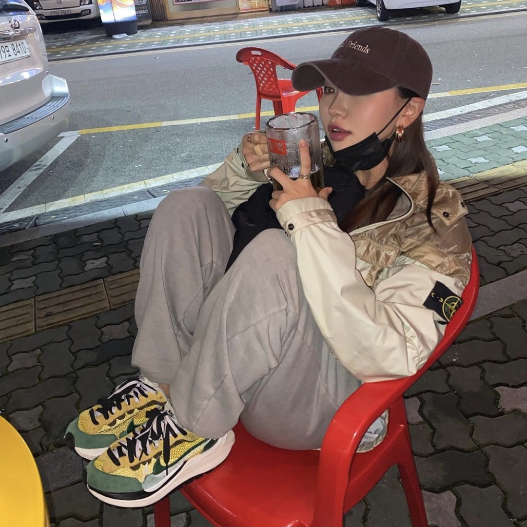 Nike x Sacai VaporWaffle Tour Yellow & Gorge Green Sail 착용 스타일