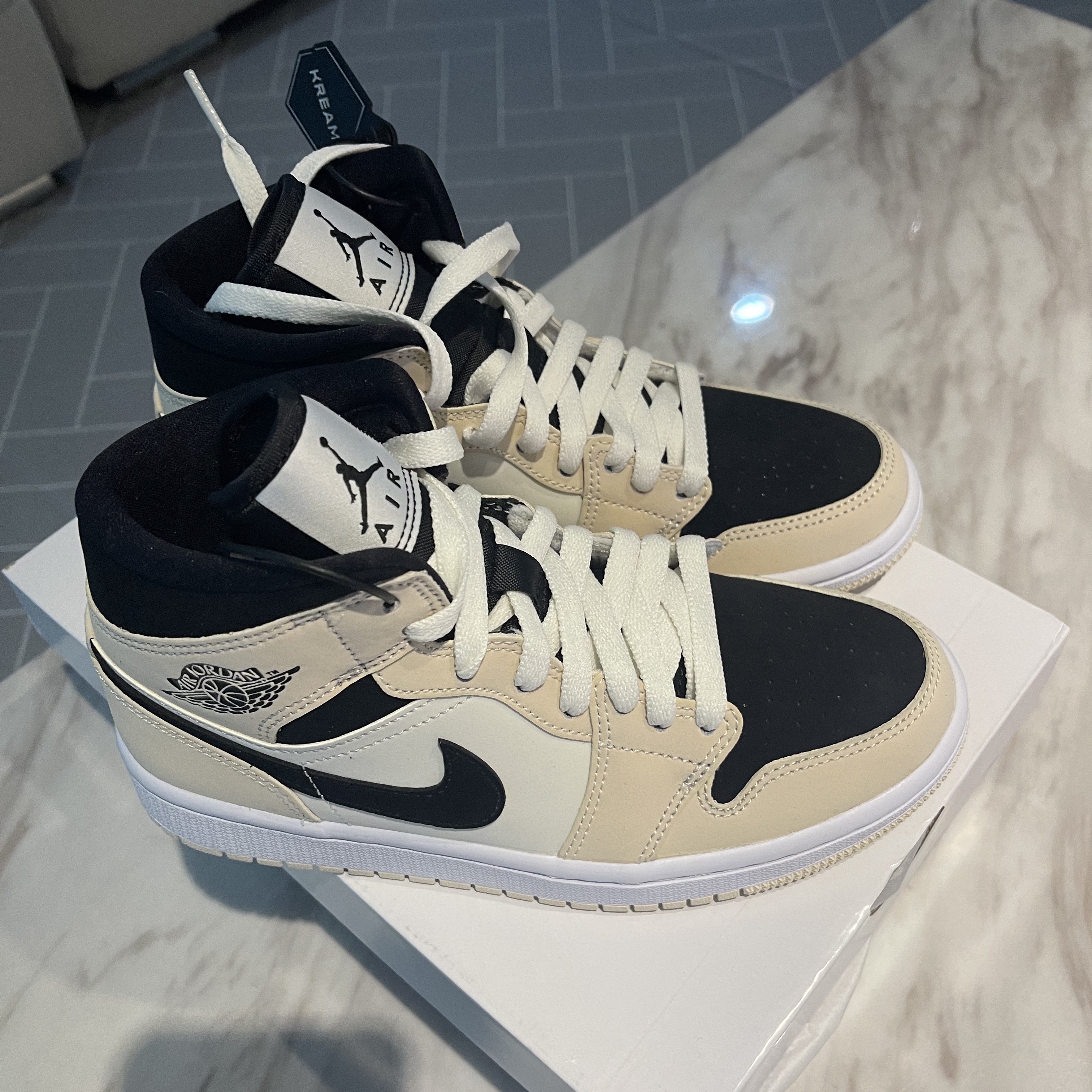 (W) Jordan 1 Mid Barely Orange 착용 스타일