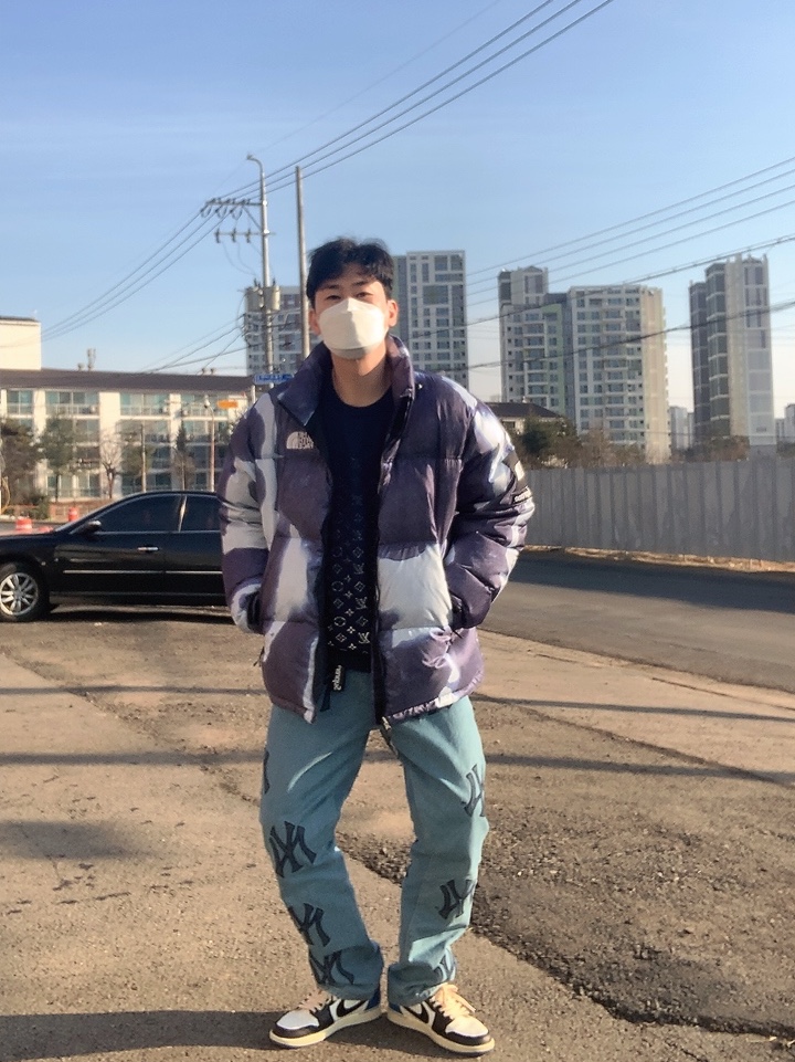 Supreme x The North Face Bleached Denim Print Nuptse Jacket Indigo - 21FW, Supreme x New York Yankees Regular Jean Washed Blue - 21FW 착용 스타일 - 2