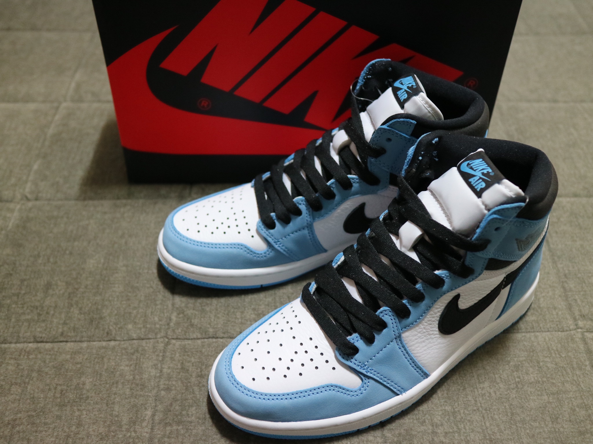 Jordan 1 Retro High OG University Blue 착용 스타일 - 4