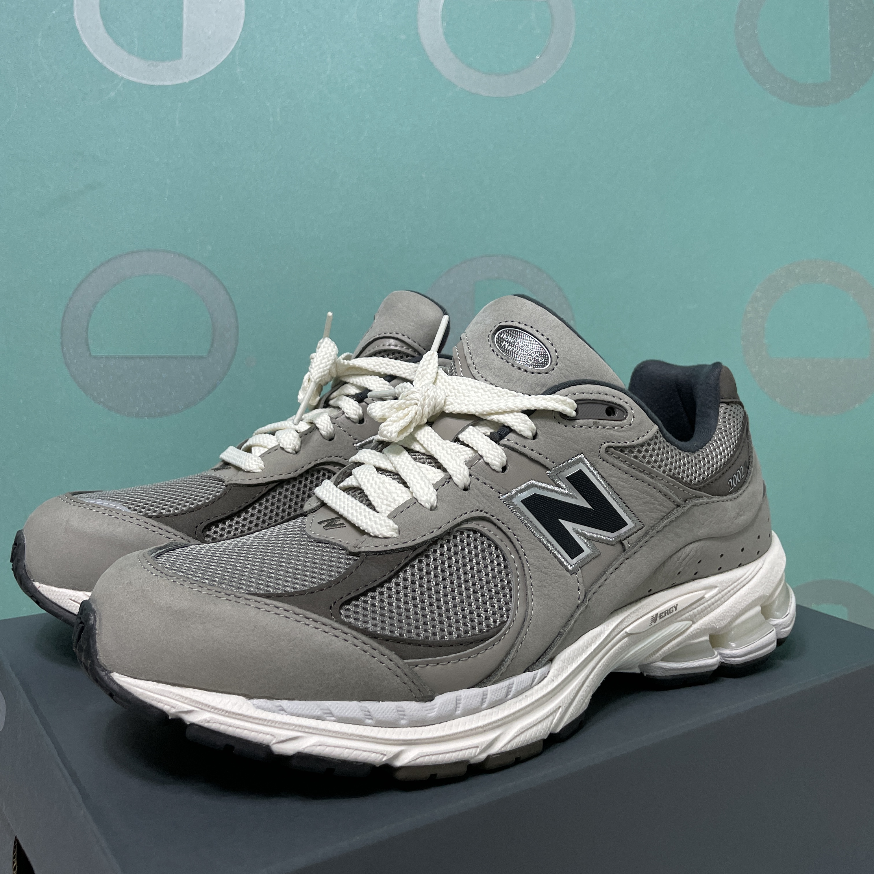 New Balance 2002 Warm Alpaca 착용 스타일