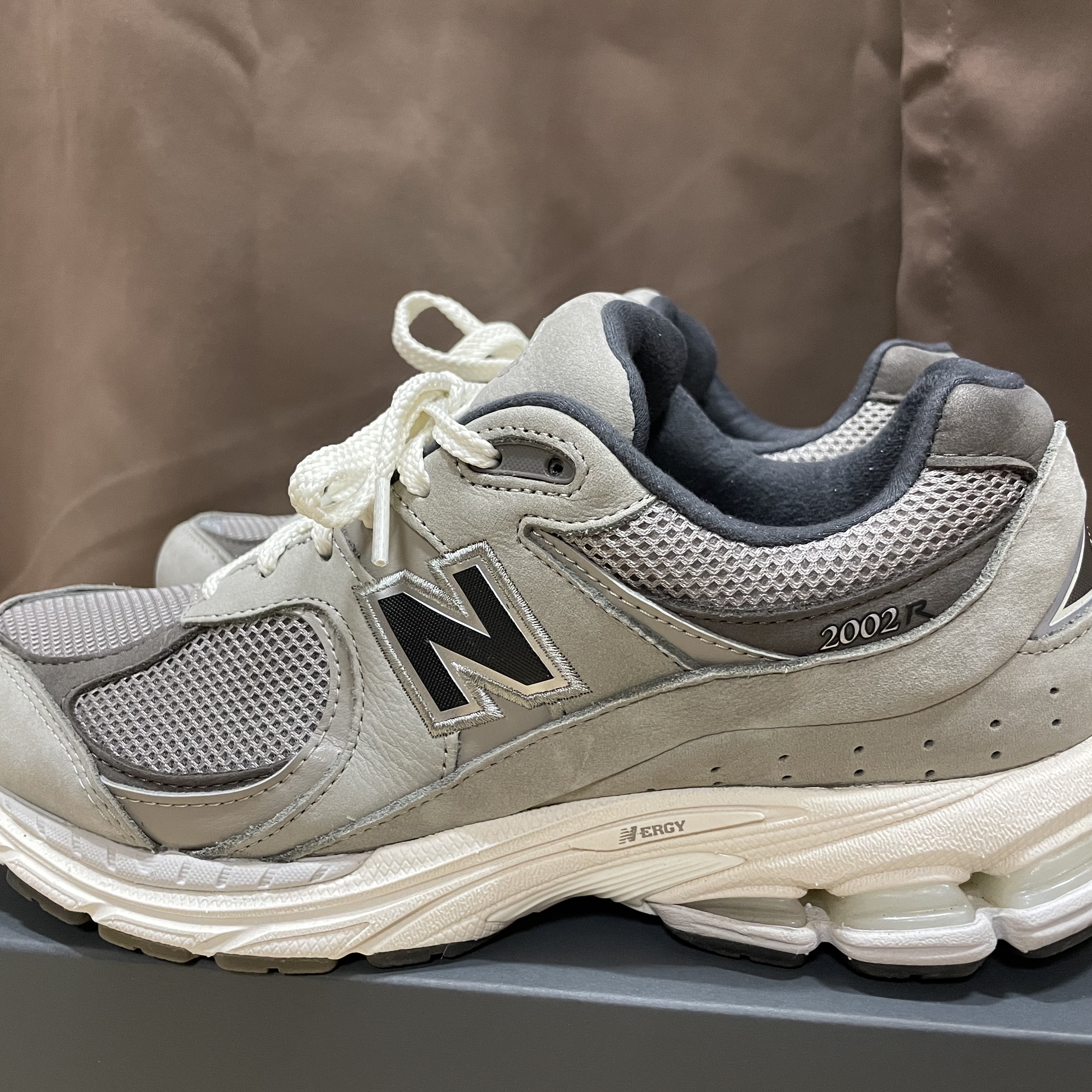 New Balance 2002 Warm Alpaca 착용 스타일 - 2