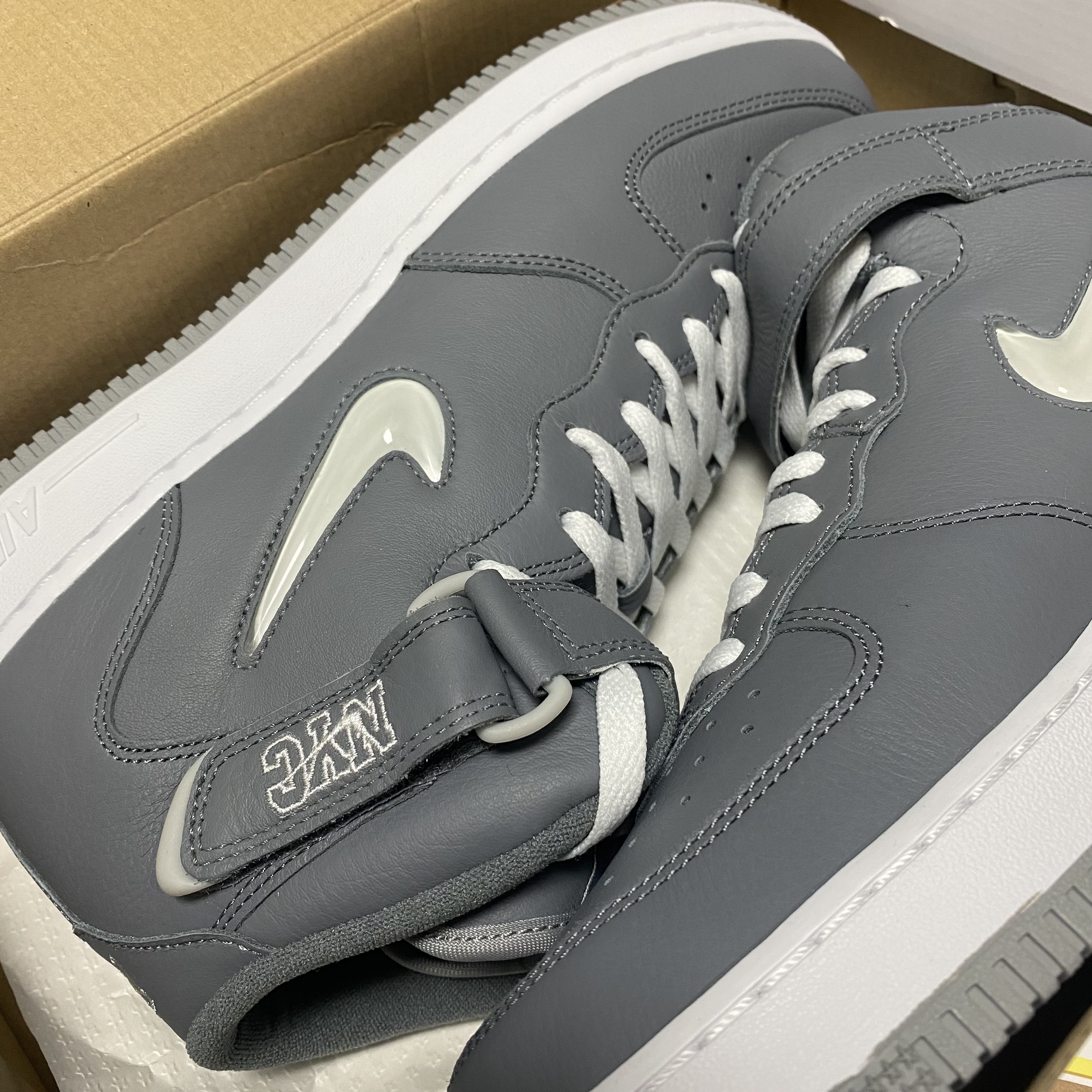 Nike Air Force 1 Mid QS NYC Cool Grey 착용 스타일 - 2