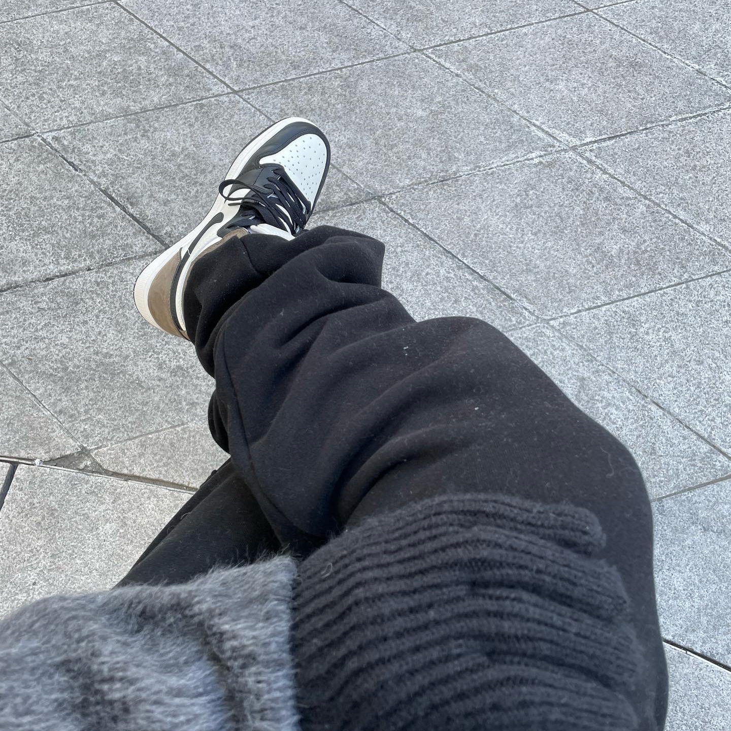 Jordan 1 Retro High OG Black Mocha 착용 스타일 - 2