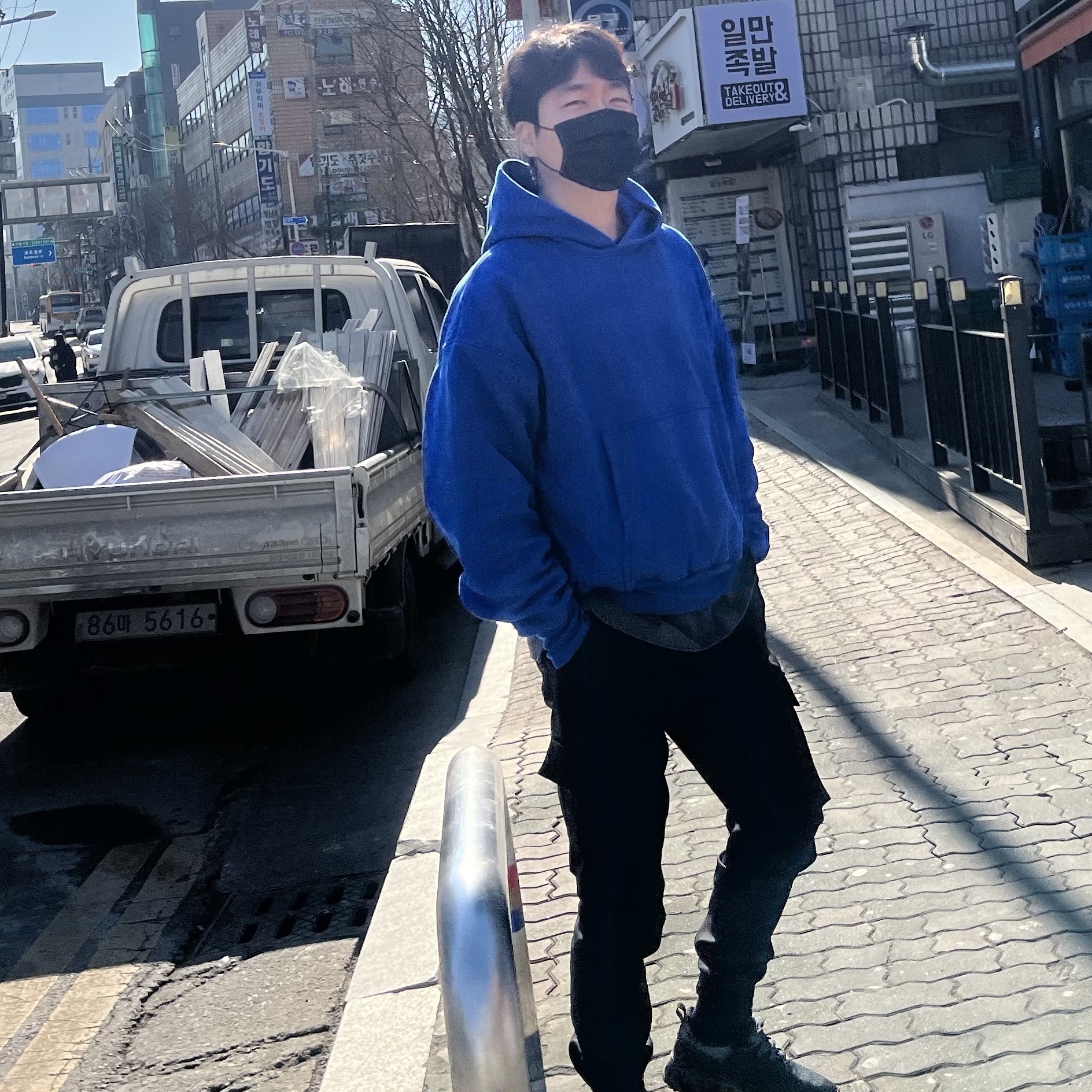 Yeezy Gap Hoodie Blue 착용 스타일 - 1