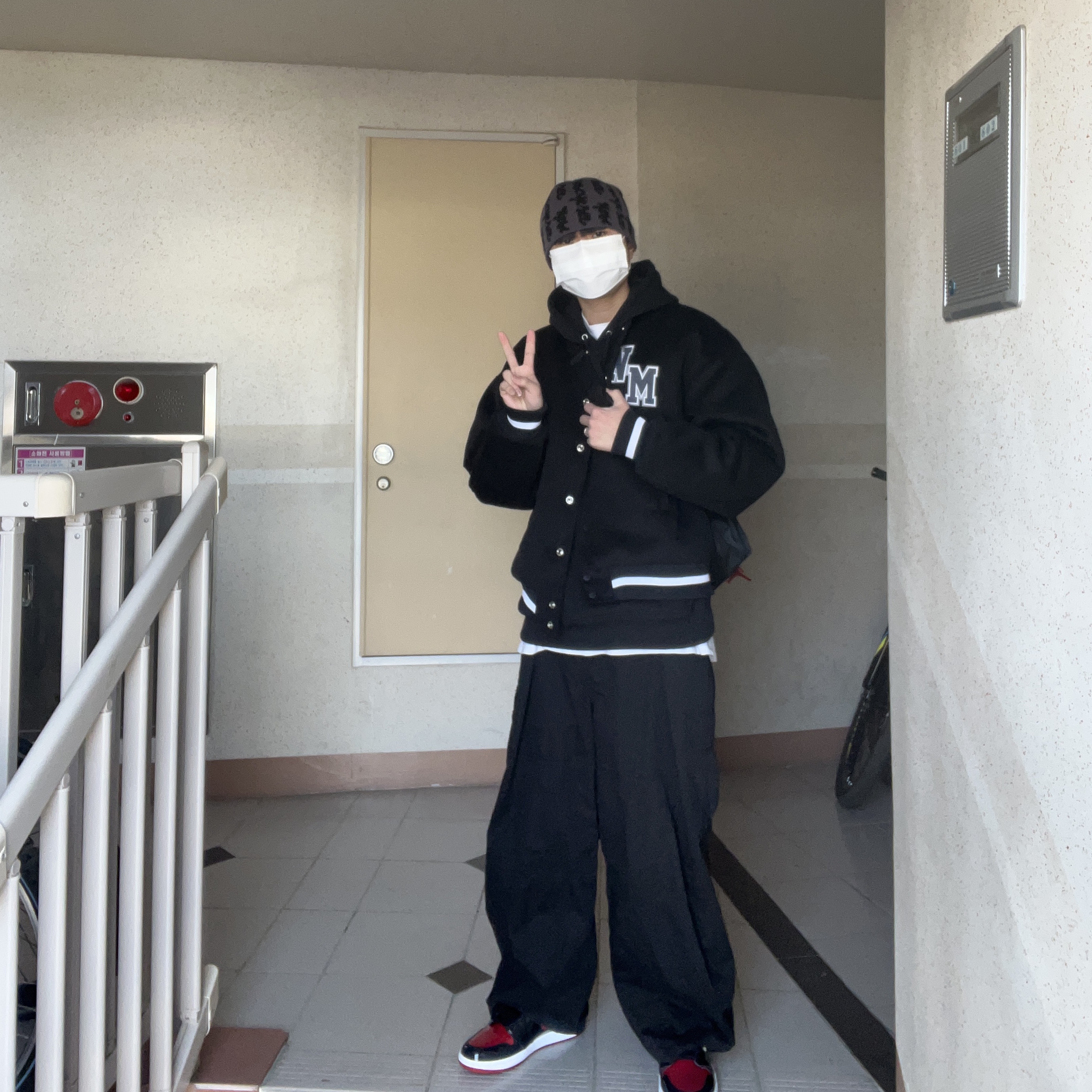 Stussy 8 Ball Hoodie Black - 21FW, Jordan 1 Retro High OG Patent Bred 착용 스타일 - 1