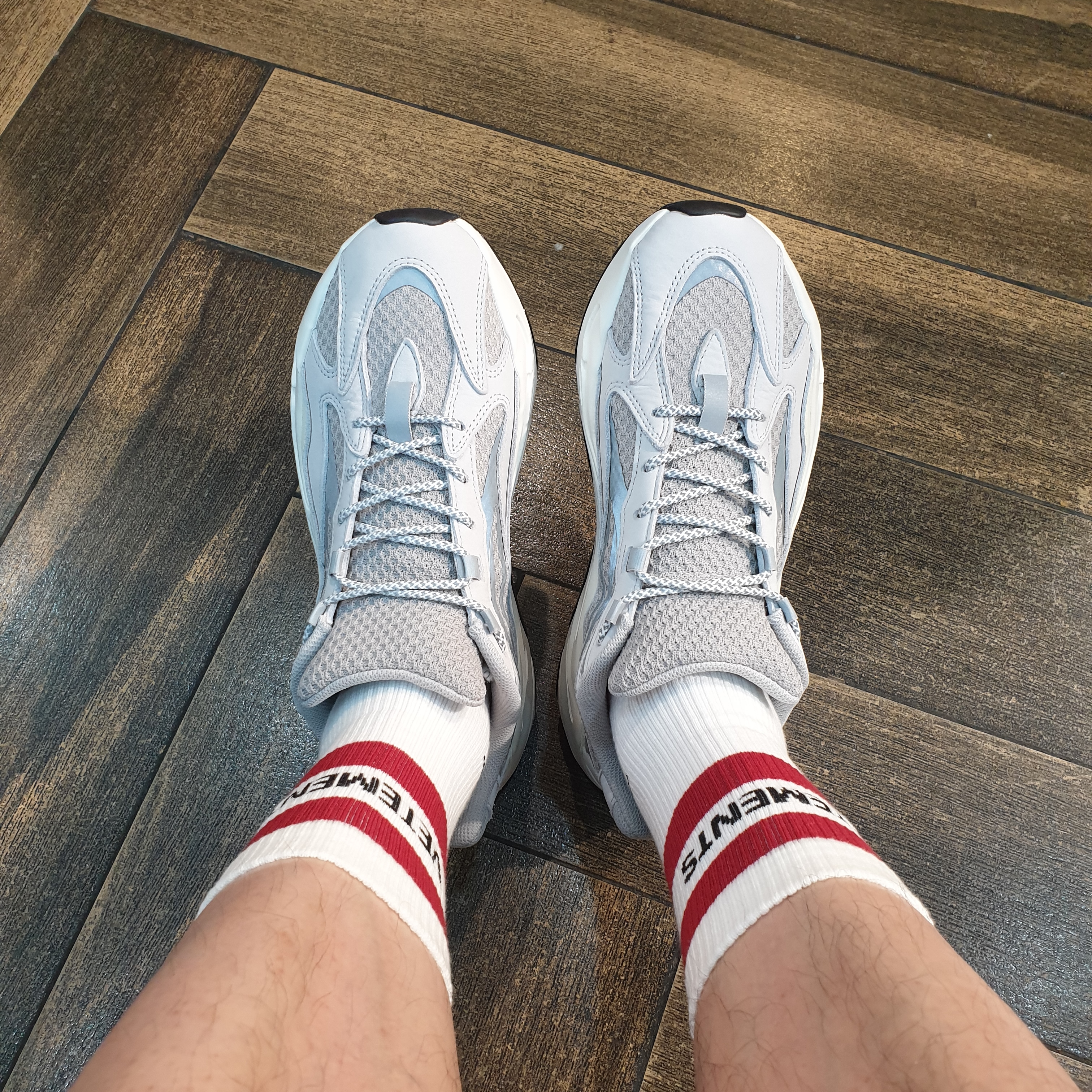 Adidas Yeezy Boost 700 V2 Static 2018 착용 스타일 - 2