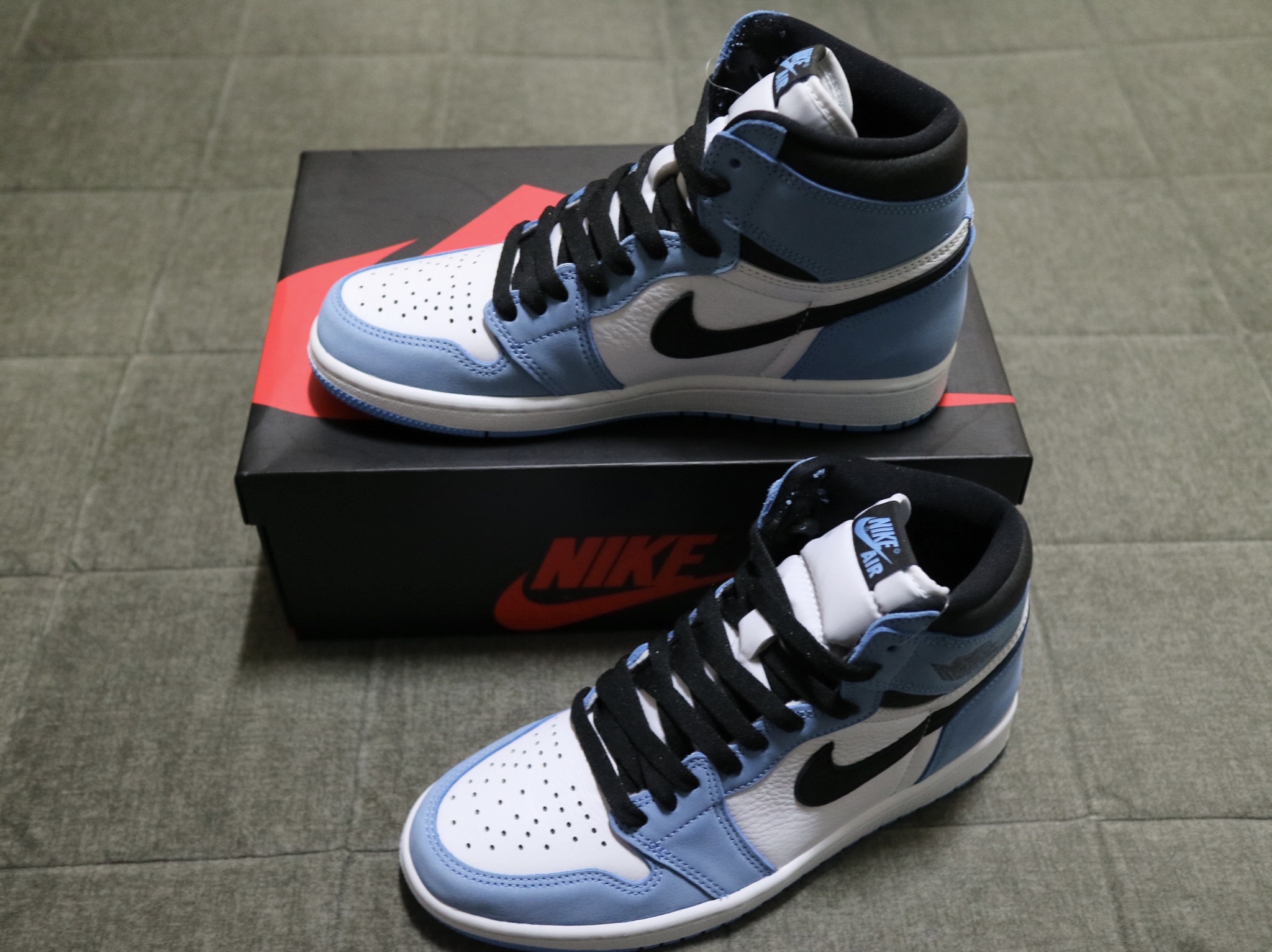 Jordan 1 Retro High OG University Blue 착용 스타일 - 3