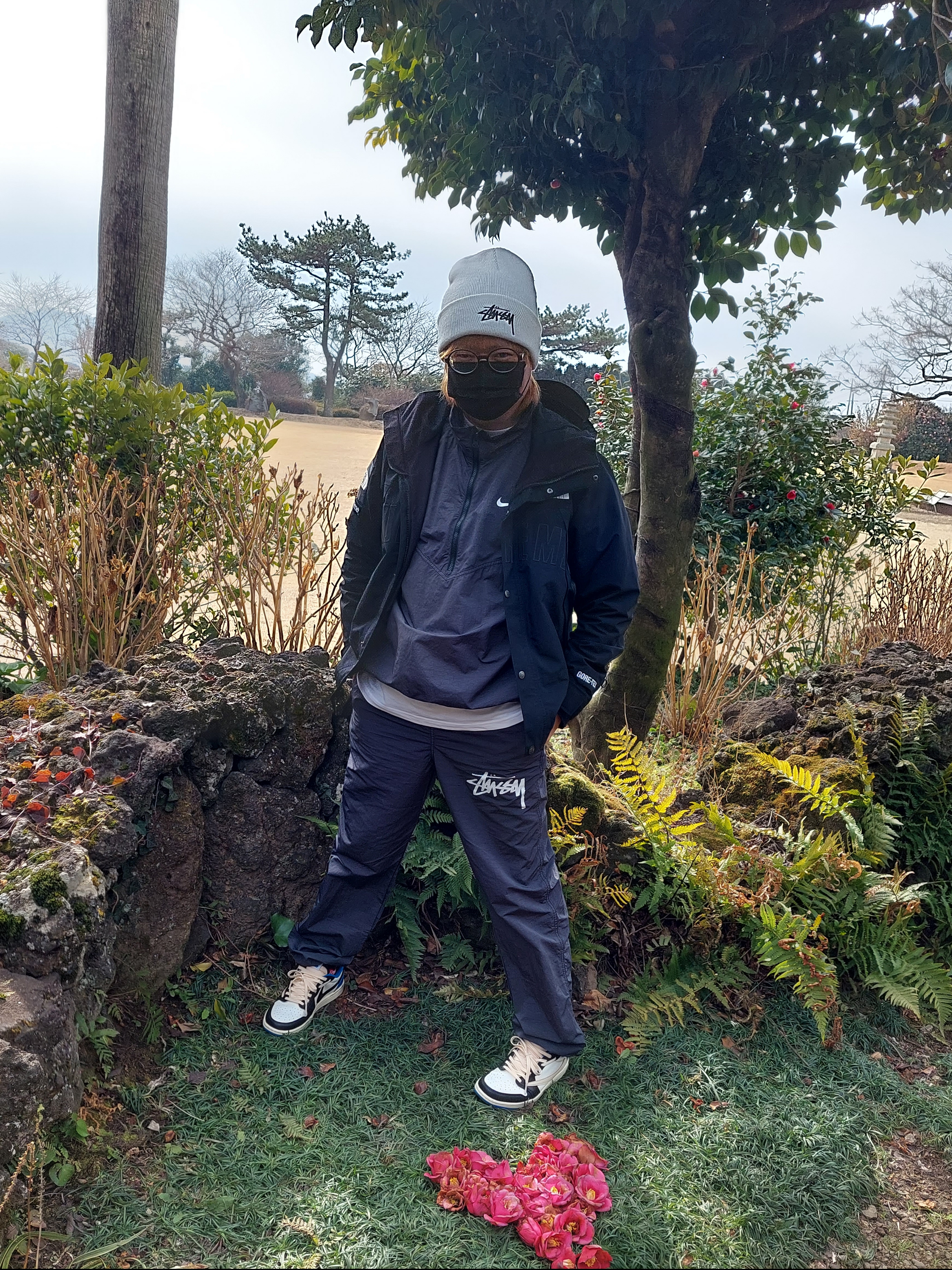 Nike x Stussy Cuff Beanie White, Nike x Stussy Windrunner Jacket Off Noir 착용 스타일