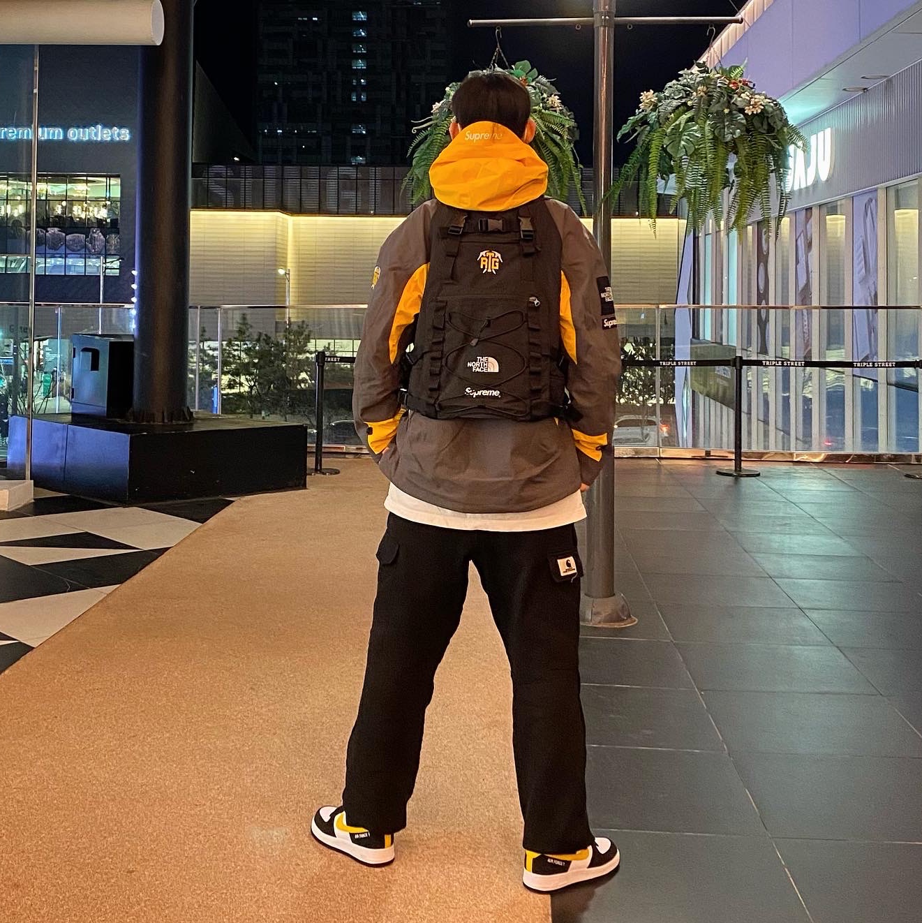 Supreme x The North Face RTG Jacket + Vest Gold - 20SS, Nike Air Force 1 '07 LV8 Athletic Club Black Dark Sulfur 착용 스타일 - 3