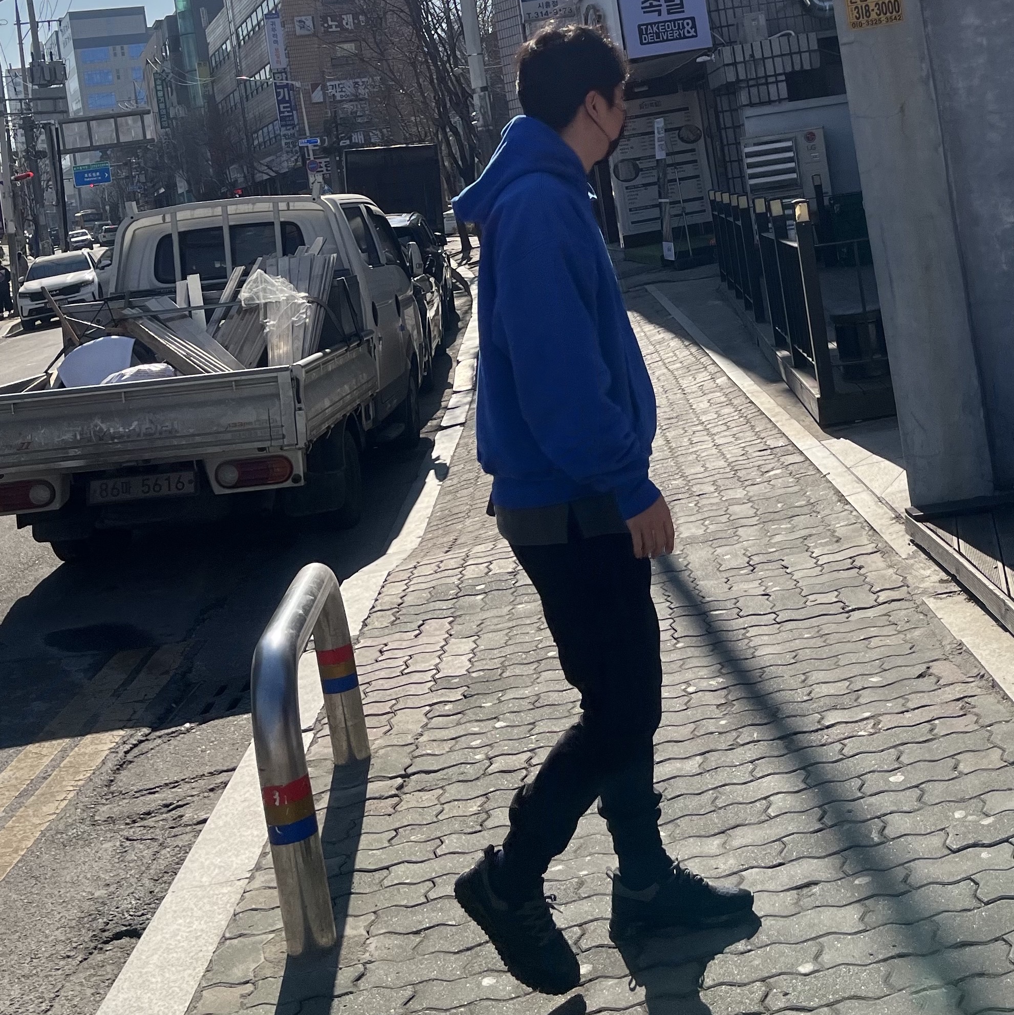 Yeezy Gap Hoodie Blue 착용 스타일 - 2