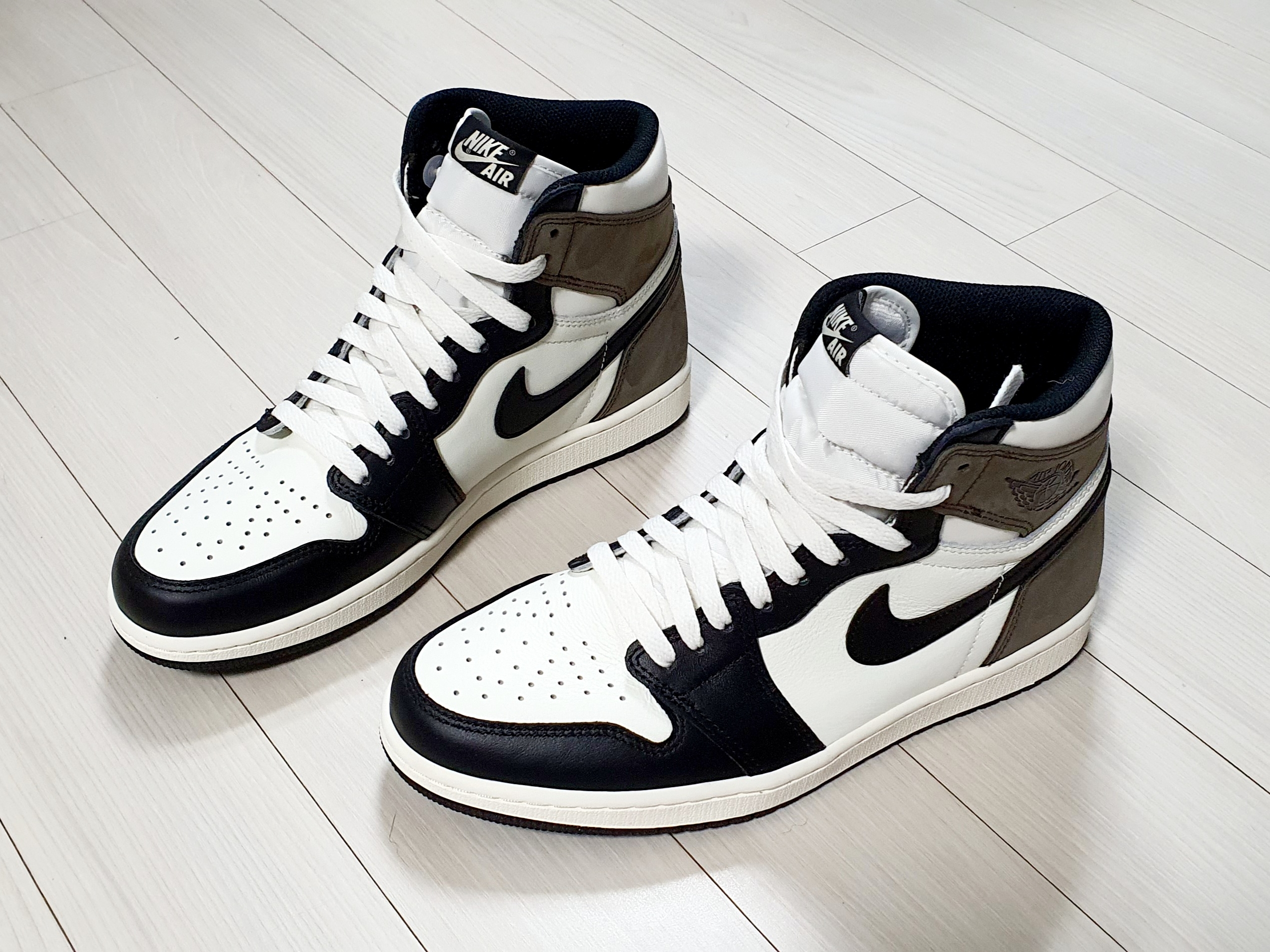 Jordan 1 Retro High OG Black Mocha 착용 스타일 - 1