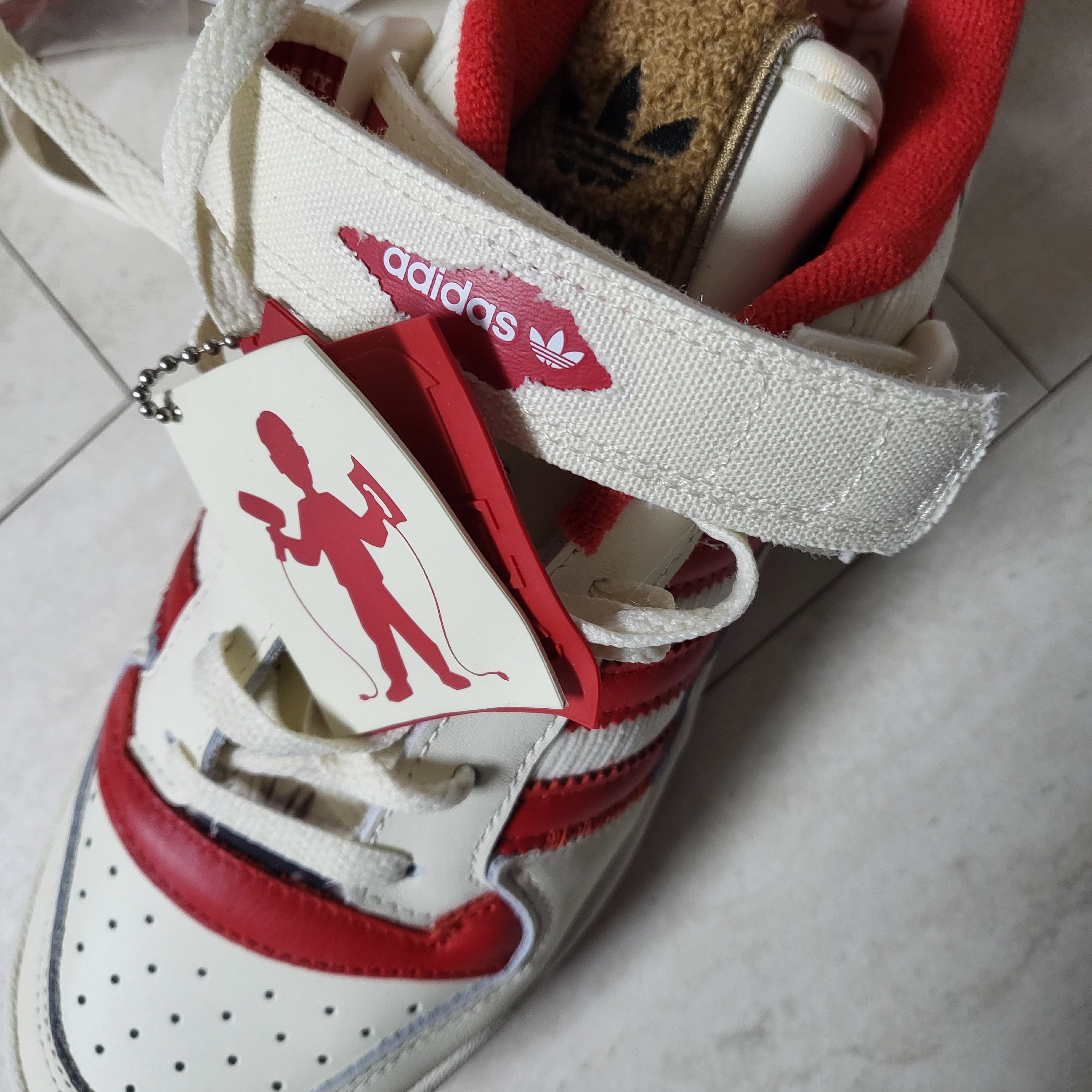 Adidas Forum Low Home Alone 착용 스타일 - 3
