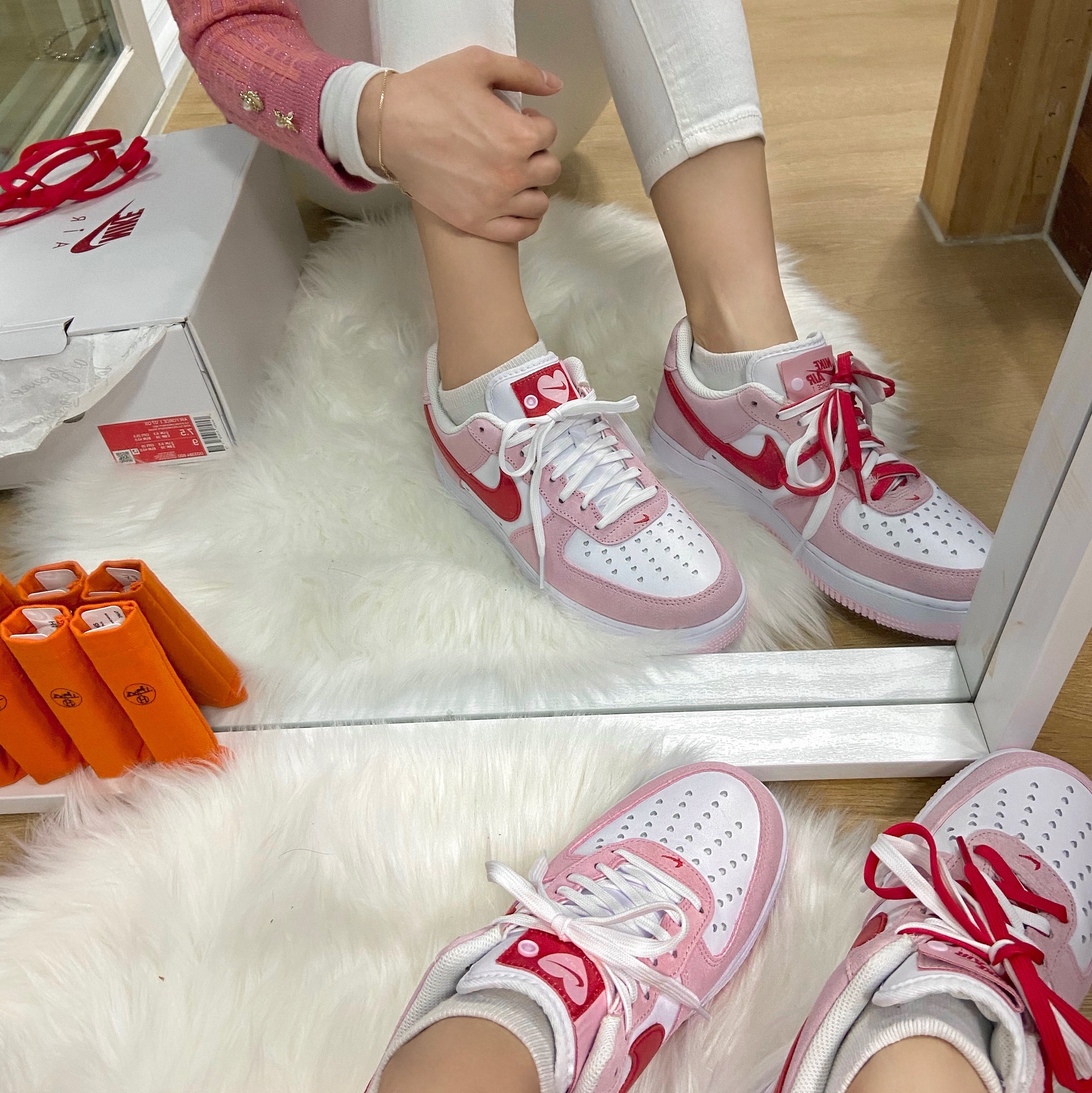 Nike Air Force 1 '07 QS Valentine's Day 착용 스타일 - 3