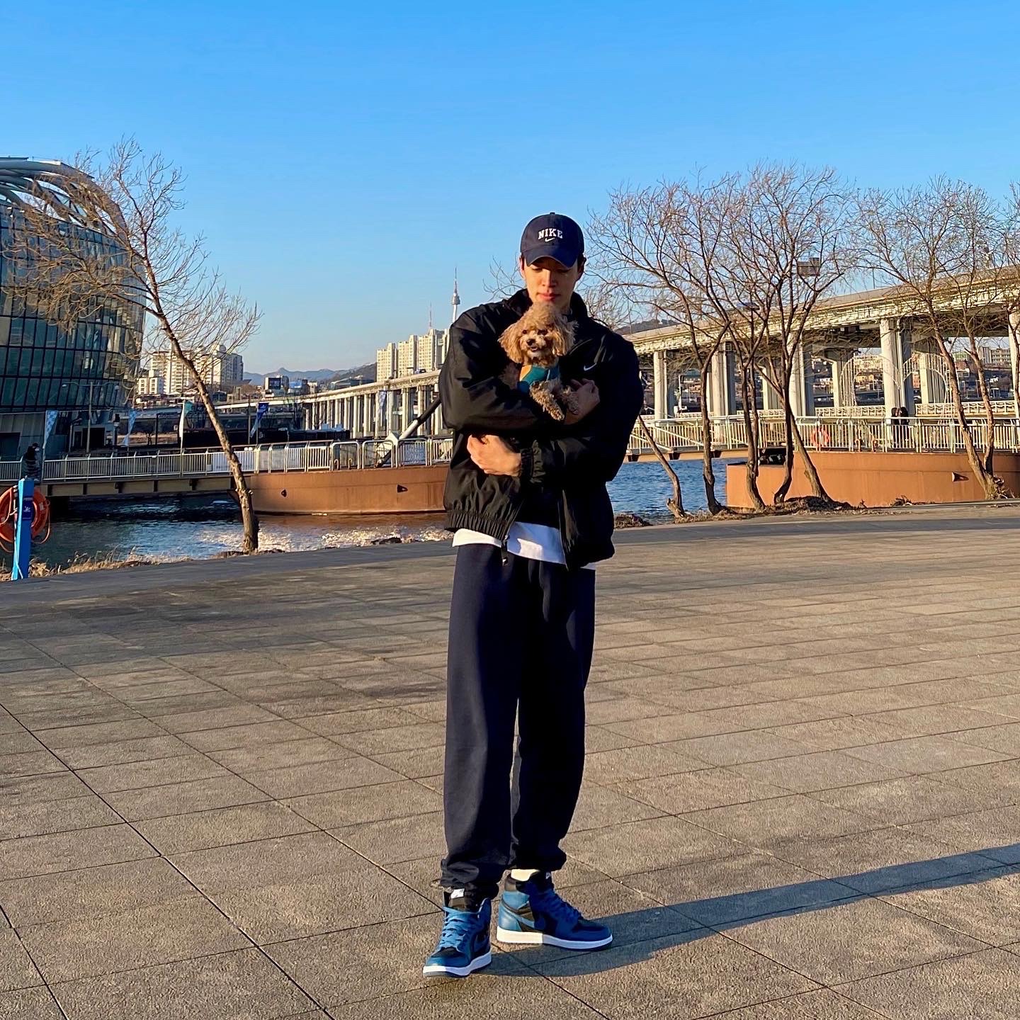 Jordan 1 Retro High OG Dark Marina Blue, Nike NRG Solo Swoosh Satin Bomber Jacket Black Doll - Asia 착용 스타일 - 1