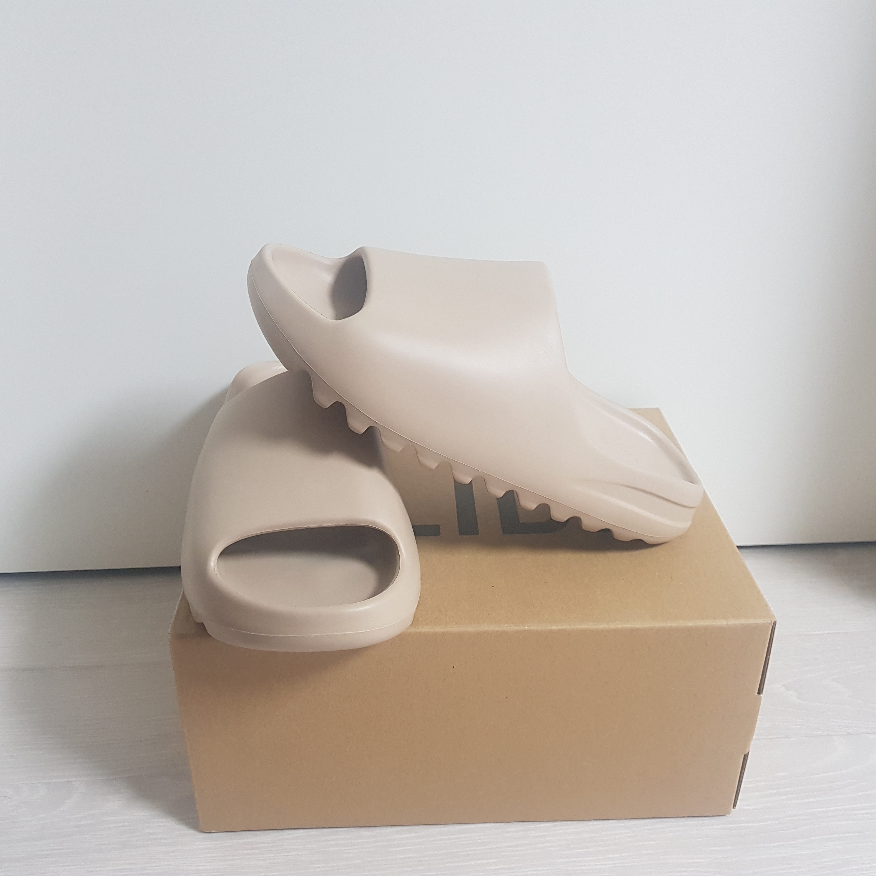 Adidas Yeezy Foam RNNR Ochre, Adidas Yeezy Slide Pure 착용 스타일 - 4