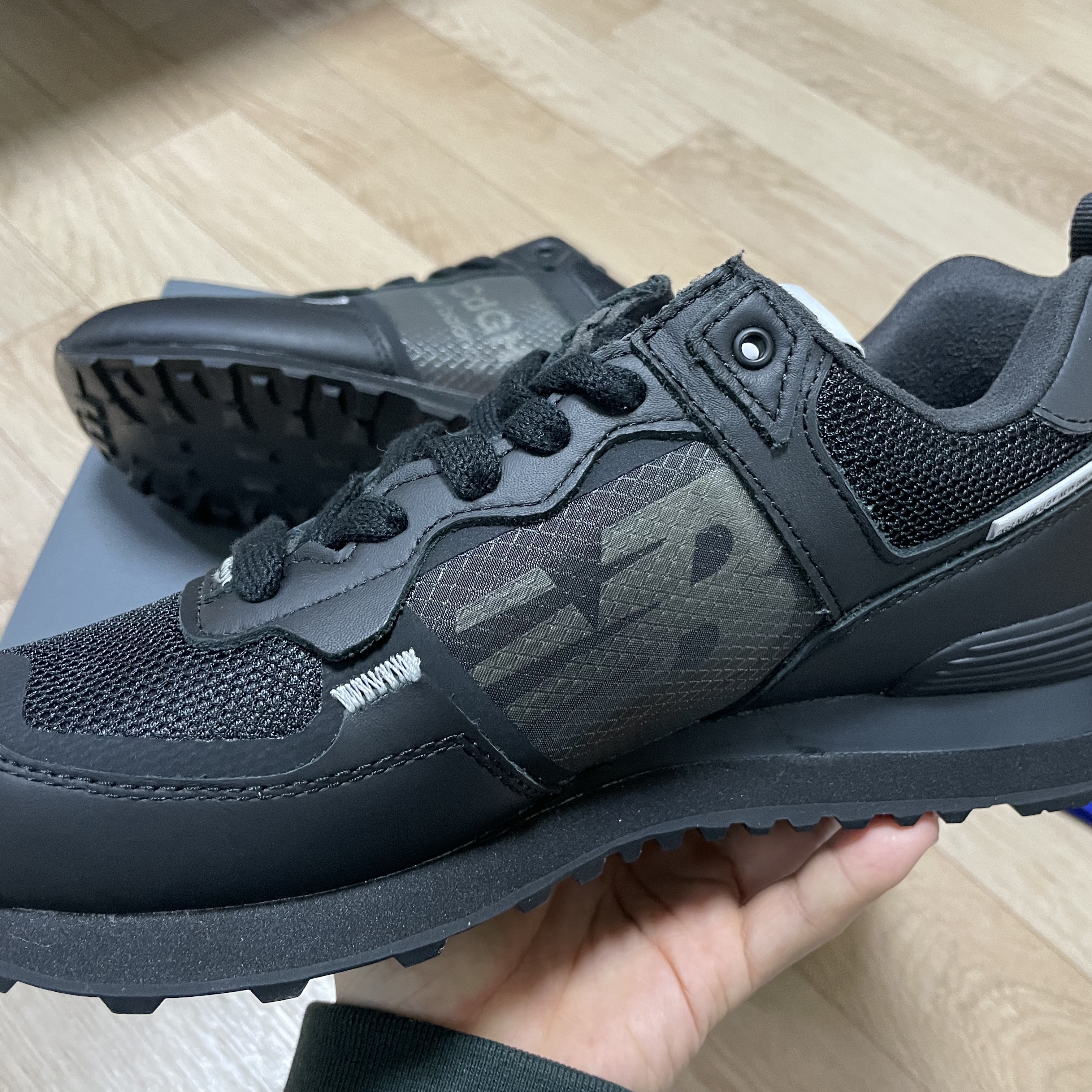 New Balance x Comme des Garcons Homme 574 Black 착용 스타일 - 1