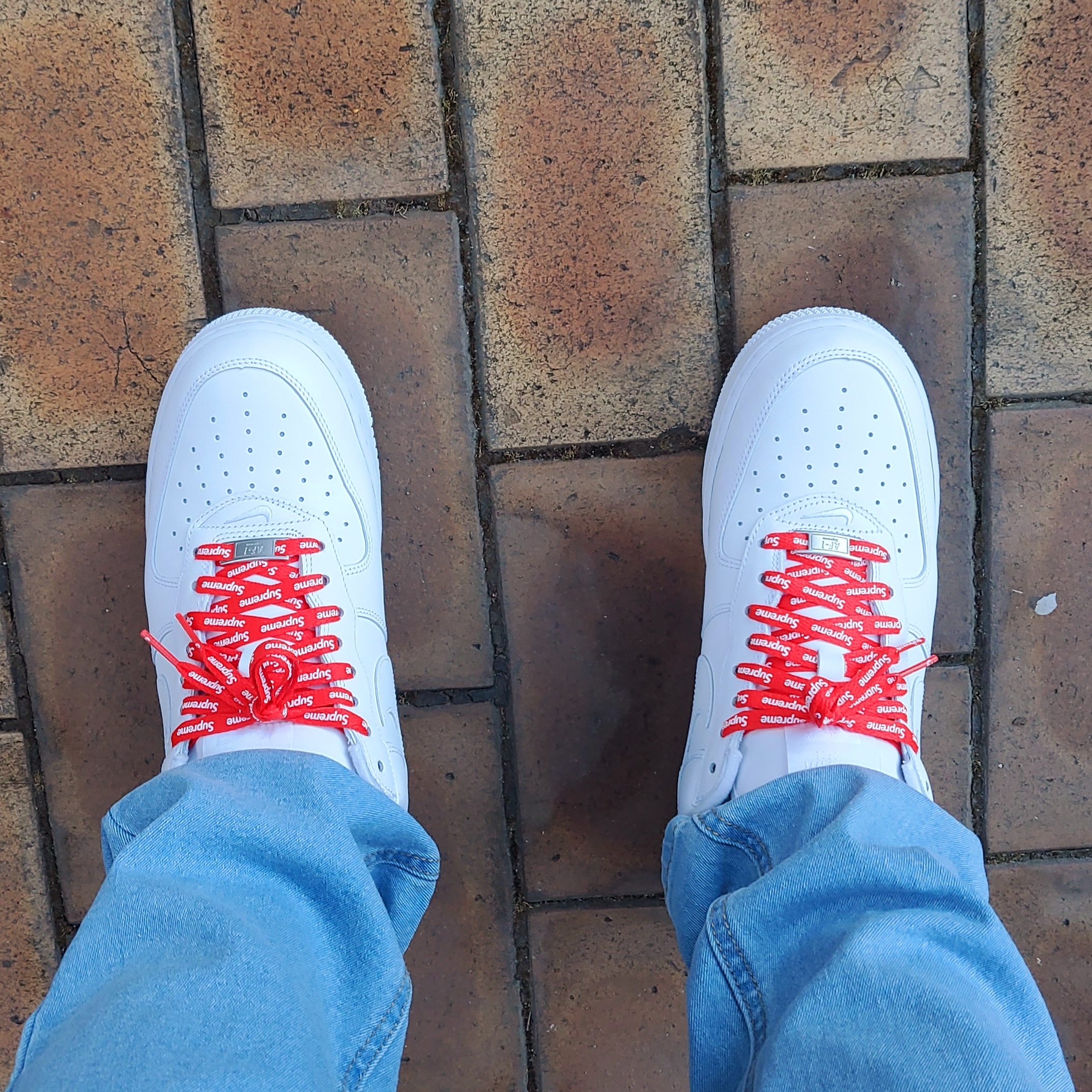 Nike x Supreme Air Force 1 Low White 착용 스타일 - 3