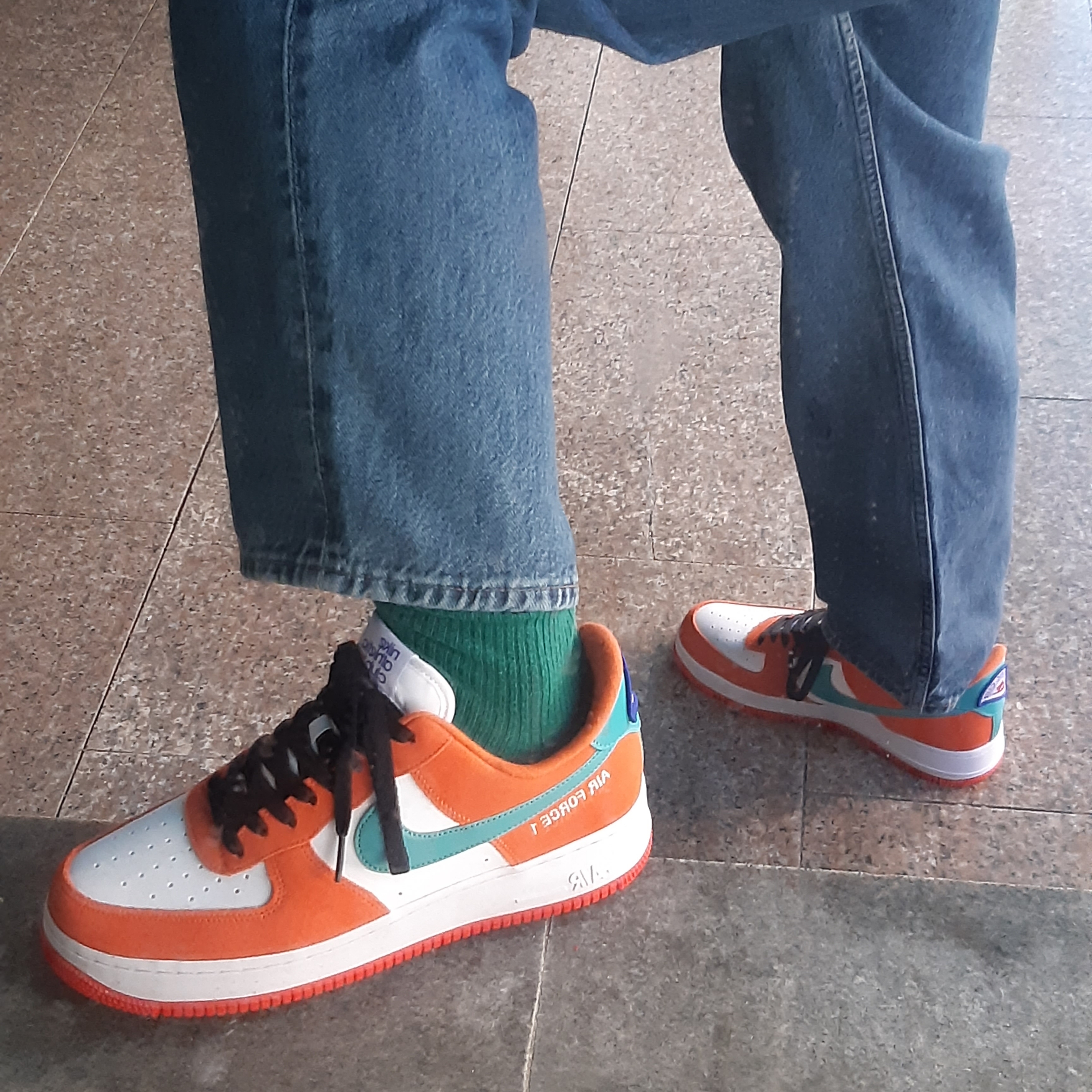 Nike Air Force 1 '07 LV8 Athletic Club Rush Orange Washed Teal 착용 스타일 - 4