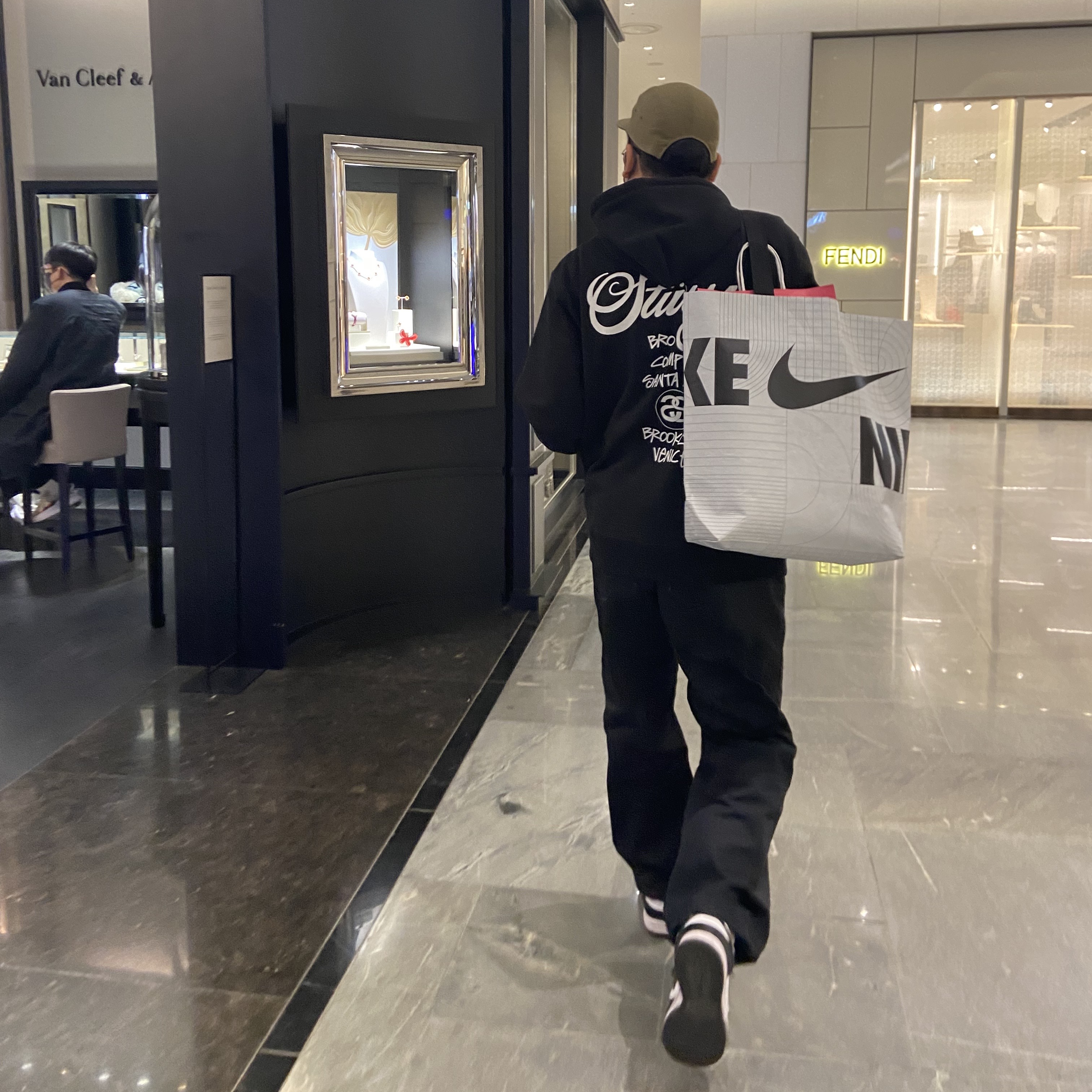 Stussy World Tour Zip Hoodie Black 2021 착용 스타일 - 2