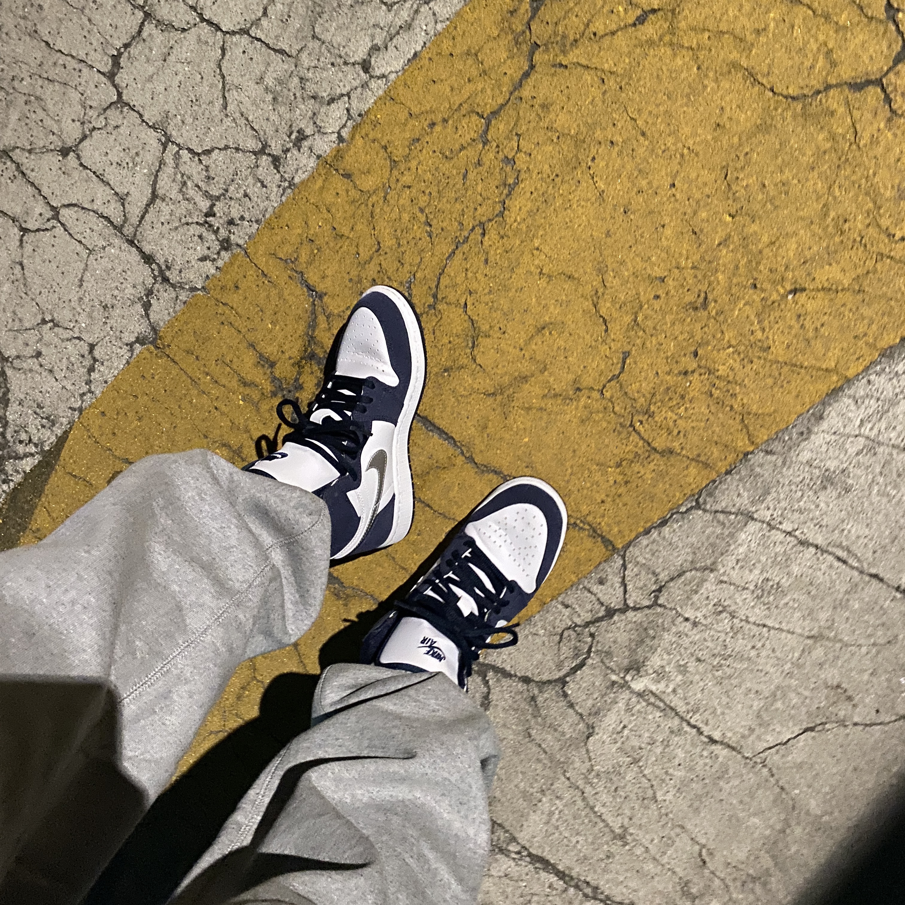 (GS) Jordan 1 Retro High OG CO.JP Midnight Navy, (W) Nike NRG Solo Swoosh Fleece Pants Dark Grey Heather - Asia 착용 스타일