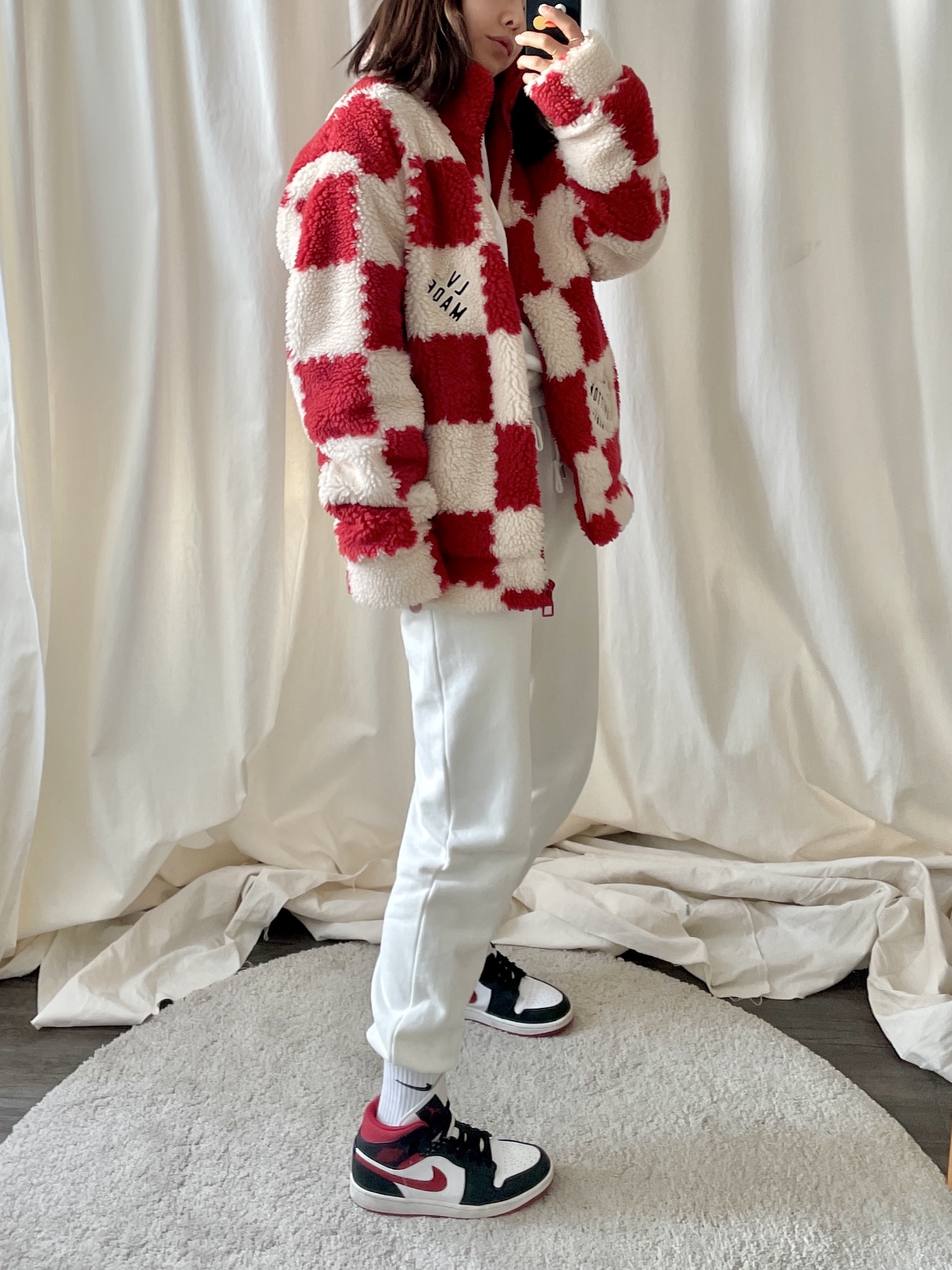 Jordan 1 Mid Gym Red Black White, Louis Vuitton x Nigo Jacquard Damier Fleece Blouson Garnet Red 착용 스타일 - 2