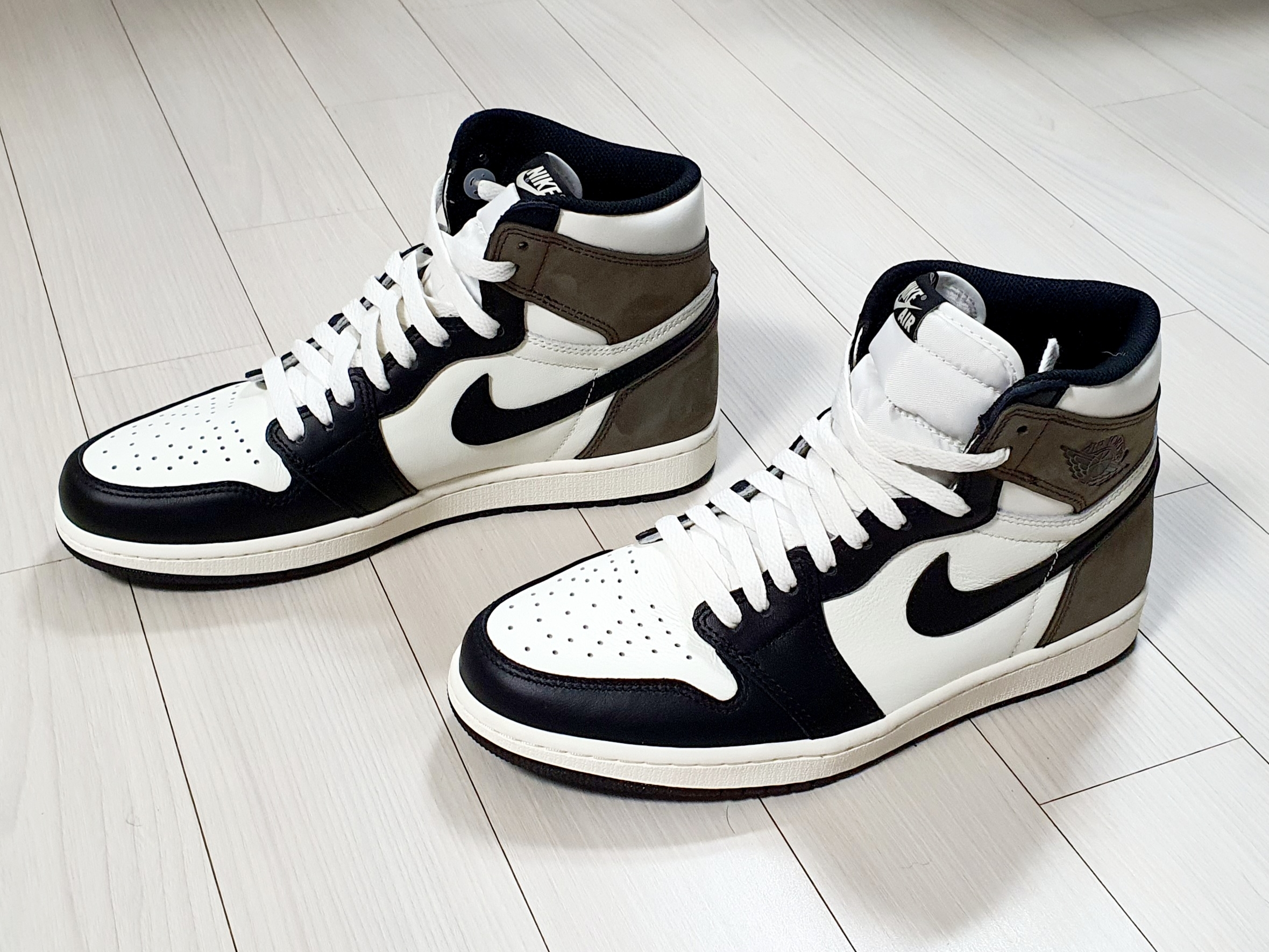 Jordan 1 Retro High OG Black Mocha 착용 스타일 - 3