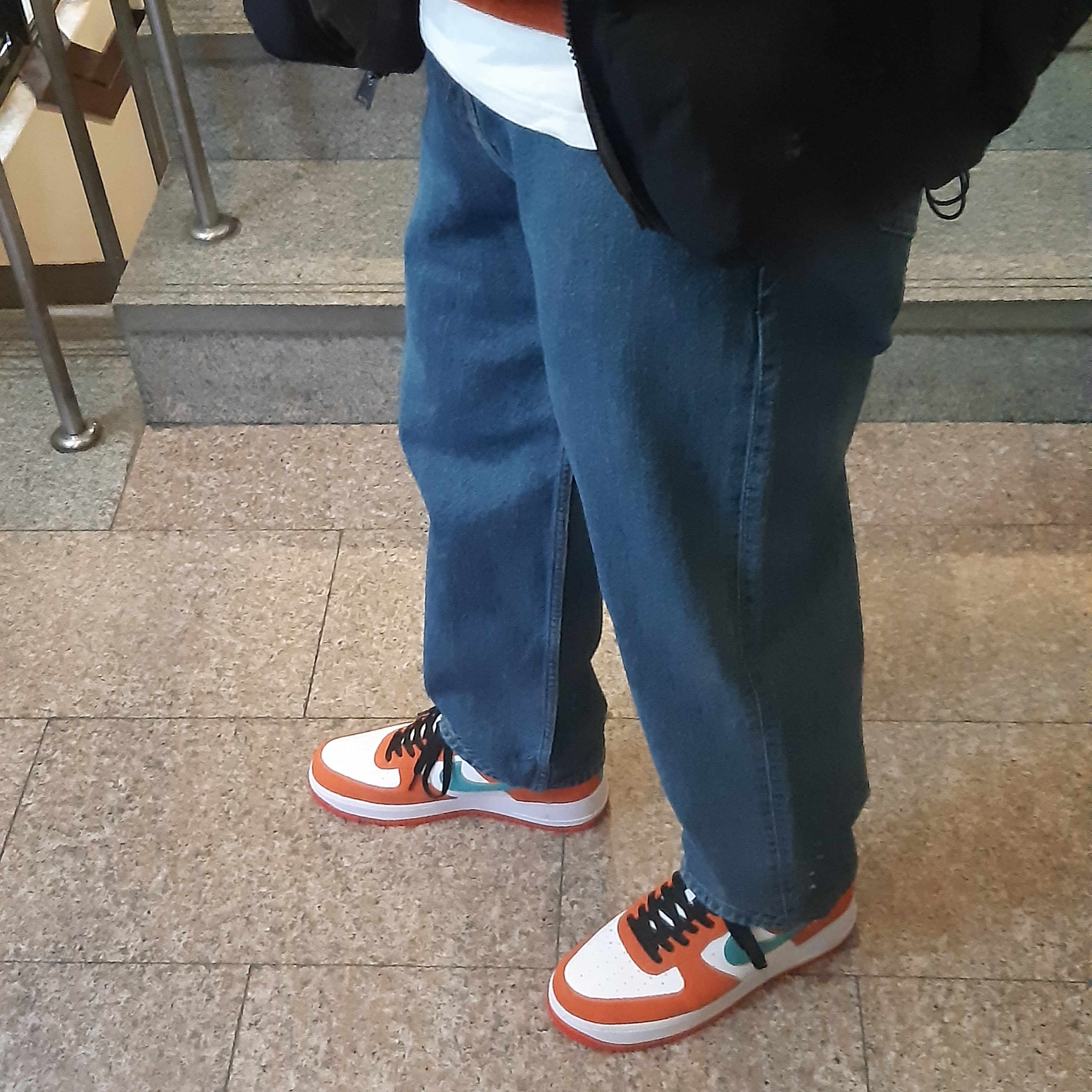 Nike Air Force 1 '07 LV8 Athletic Club Rush Orange Washed Teal 착용 스타일 - 2