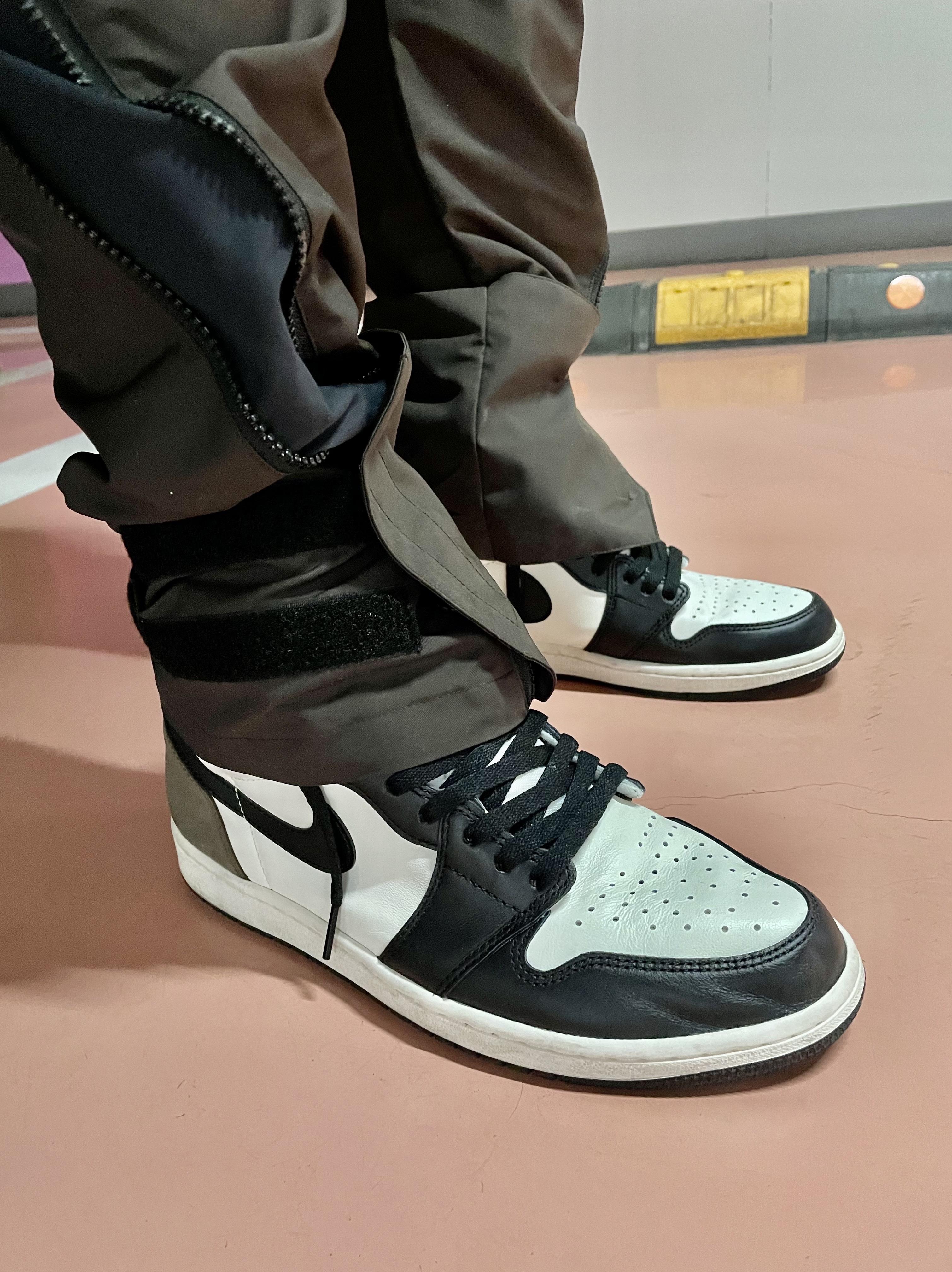 Jordan 1 Retro High OG Black Mocha, The North Face White Label Novelty Nuptse Down Jacket Beige 착용 스타일 - 2
