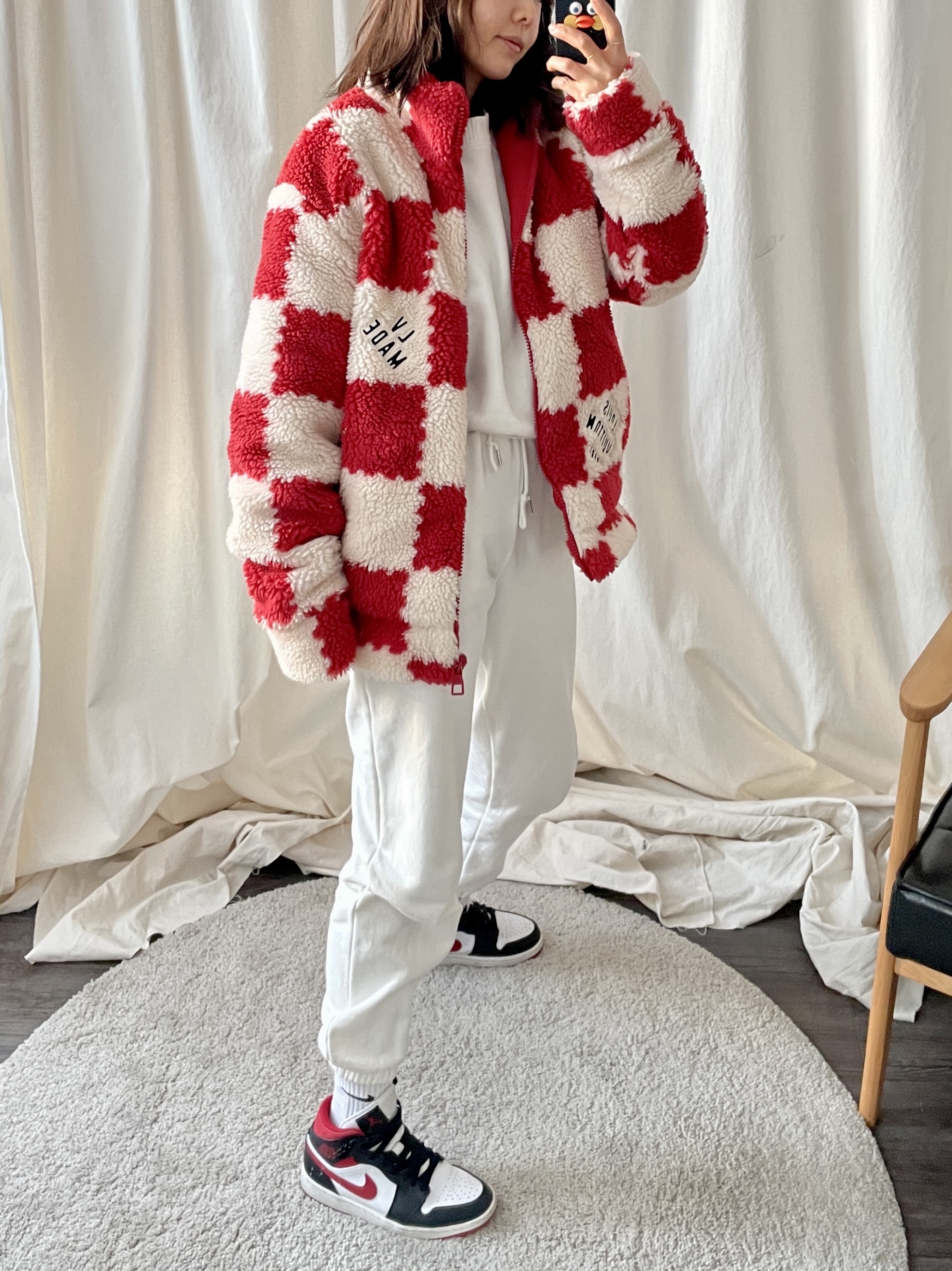Jordan 1 Mid Gym Red Black White, Louis Vuitton x Nigo Jacquard Damier Fleece Blouson Garnet Red 착용 스타일 - 4