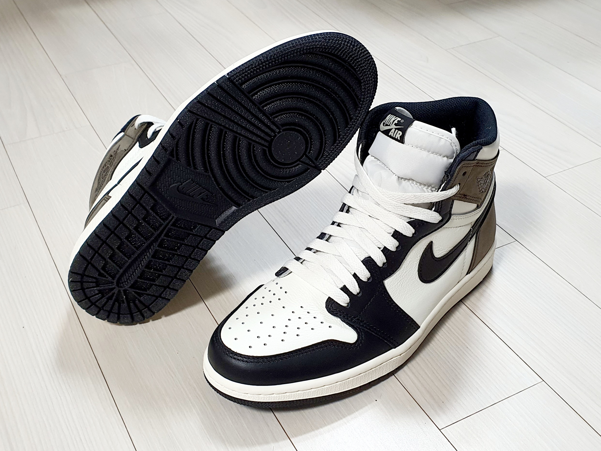 Jordan 1 Retro High OG Black Mocha 착용 스타일 - 2
