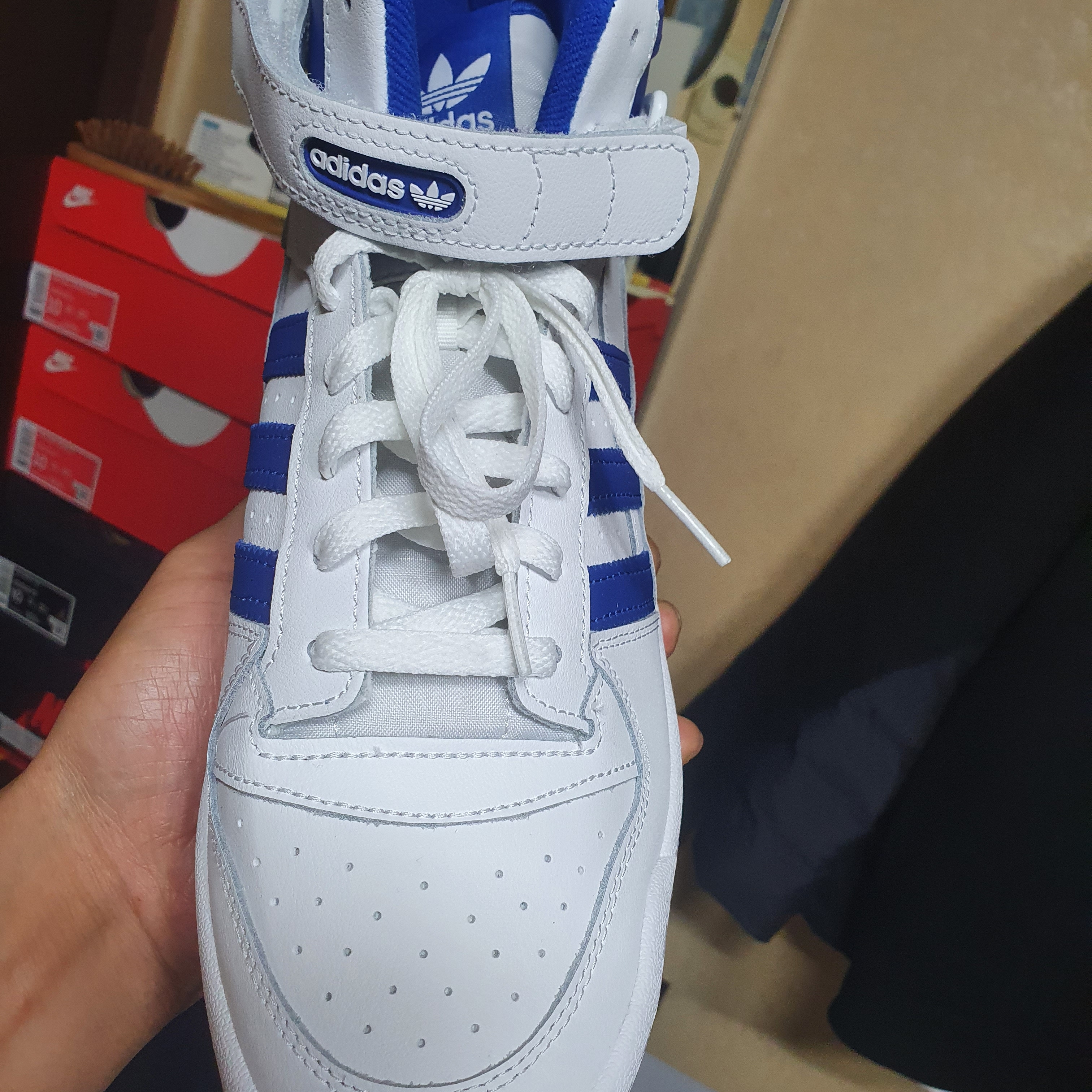 Adidas Forum Mid White Royal Blue 착용 스타일 - 3