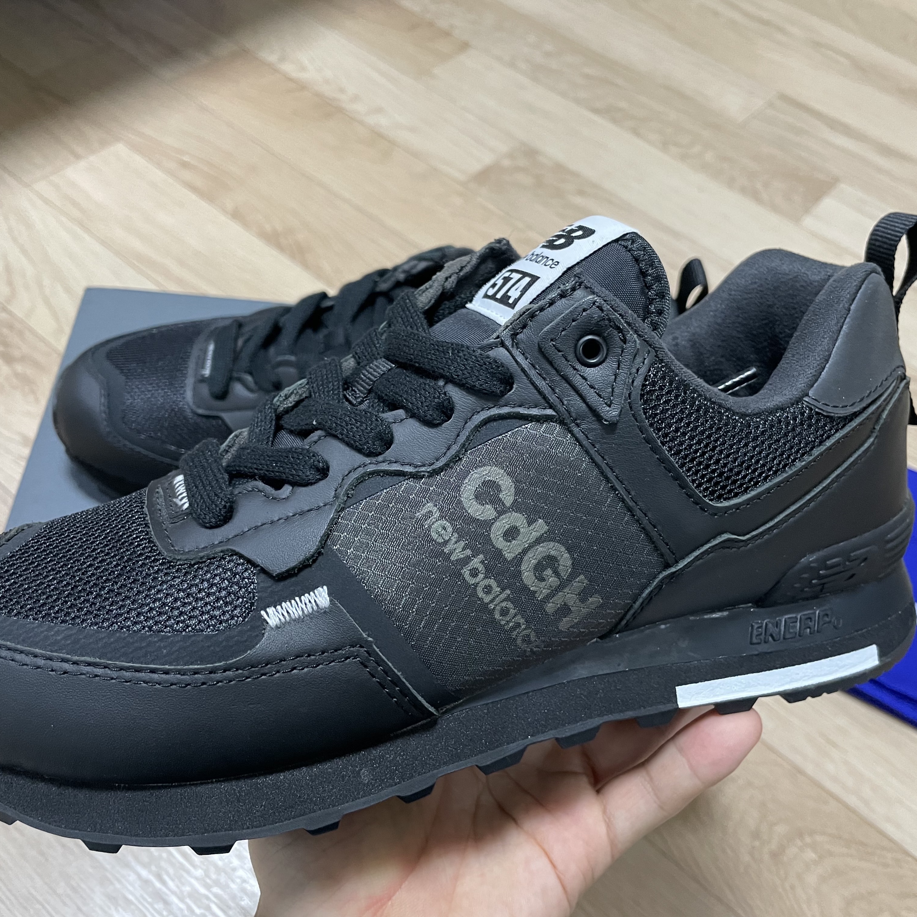 New Balance x Comme des Garcons Homme 574 Black 착용 스타일 - 2