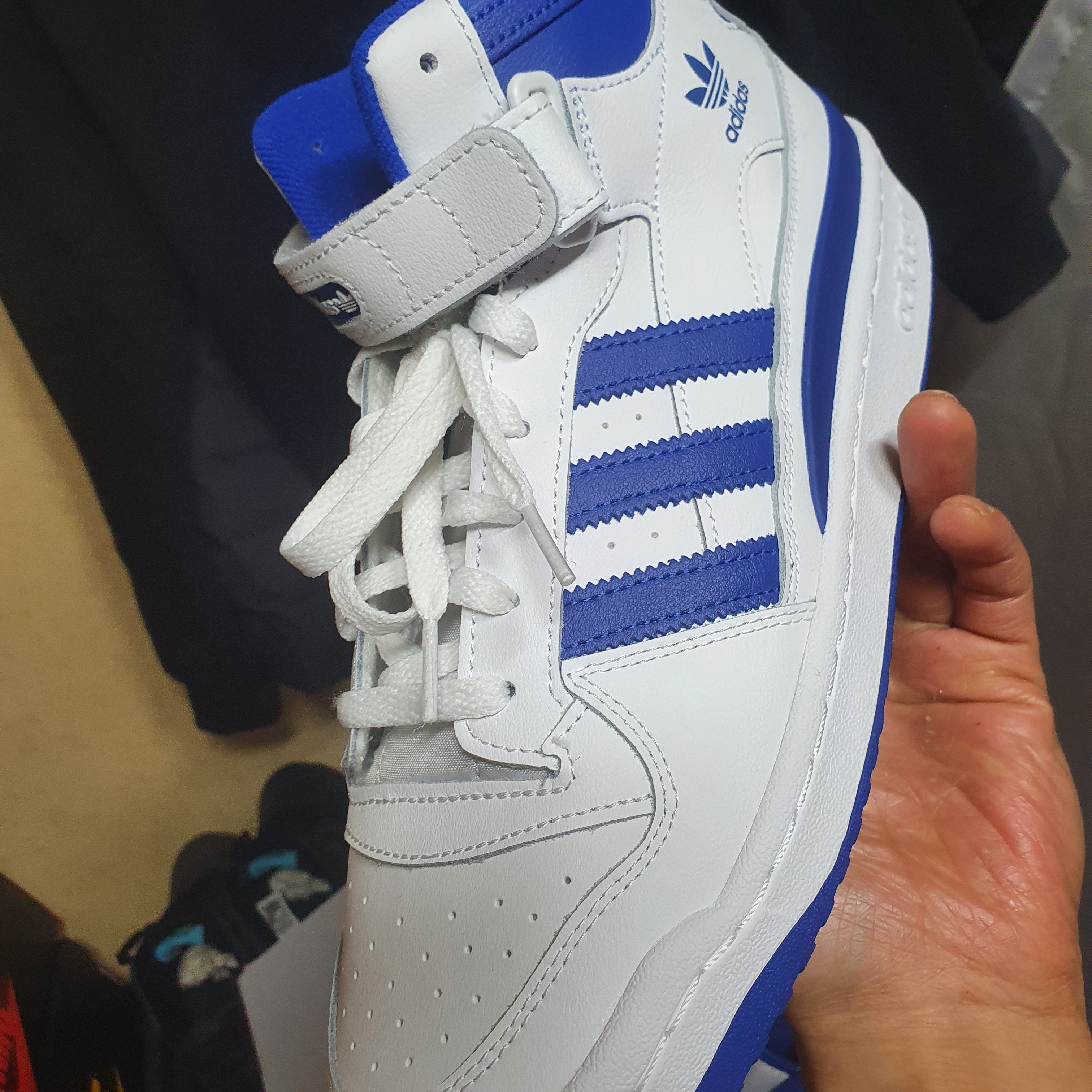 Adidas Forum Mid White Royal Blue 착용 스타일 - 1