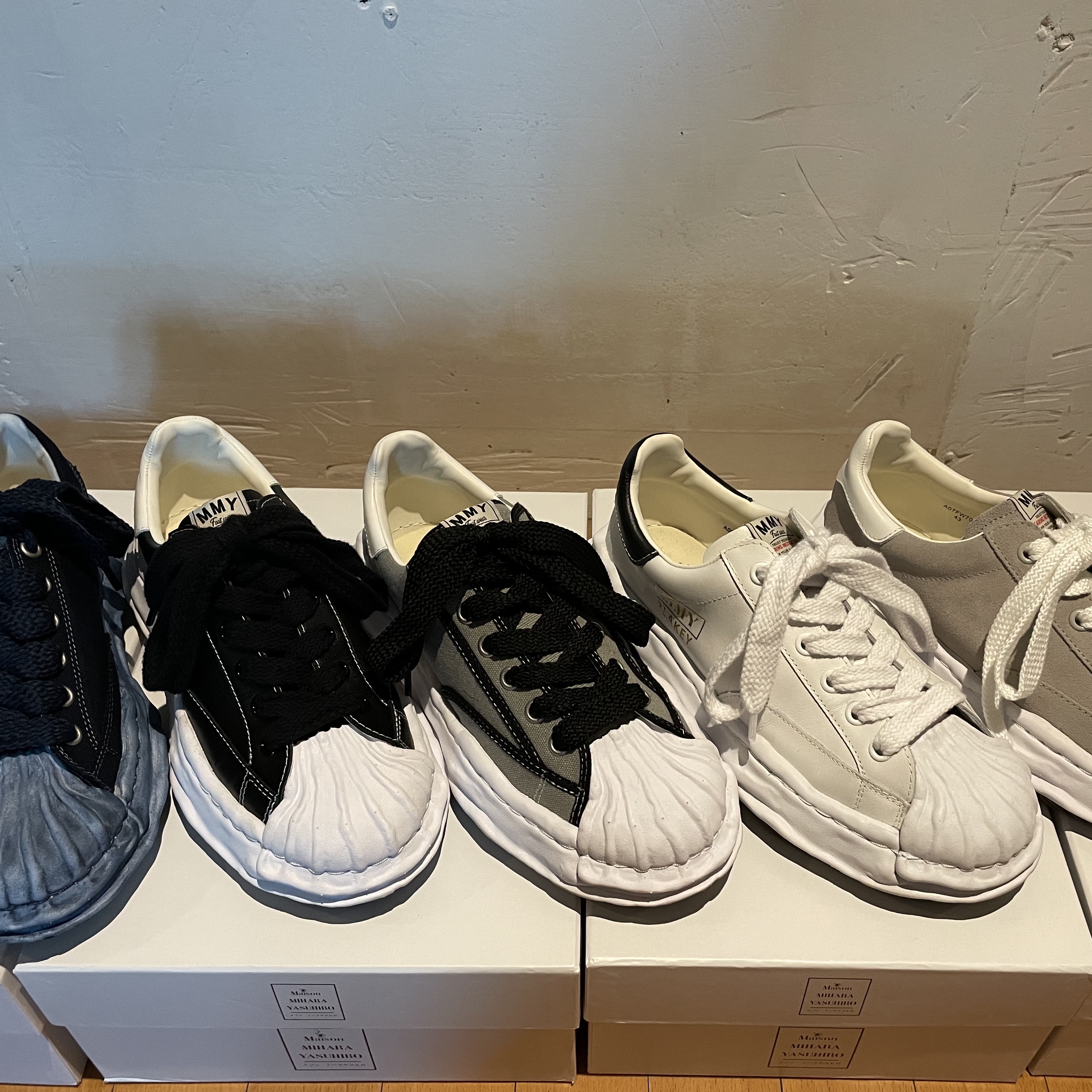 Maison Mihara Yasuhiro Blakey OG Sole Leather Low-top Sneakers Black, Maison Mihara Yasuhiro Blakey OG Sole Leather Low-top Sneakers White 착용 스타일