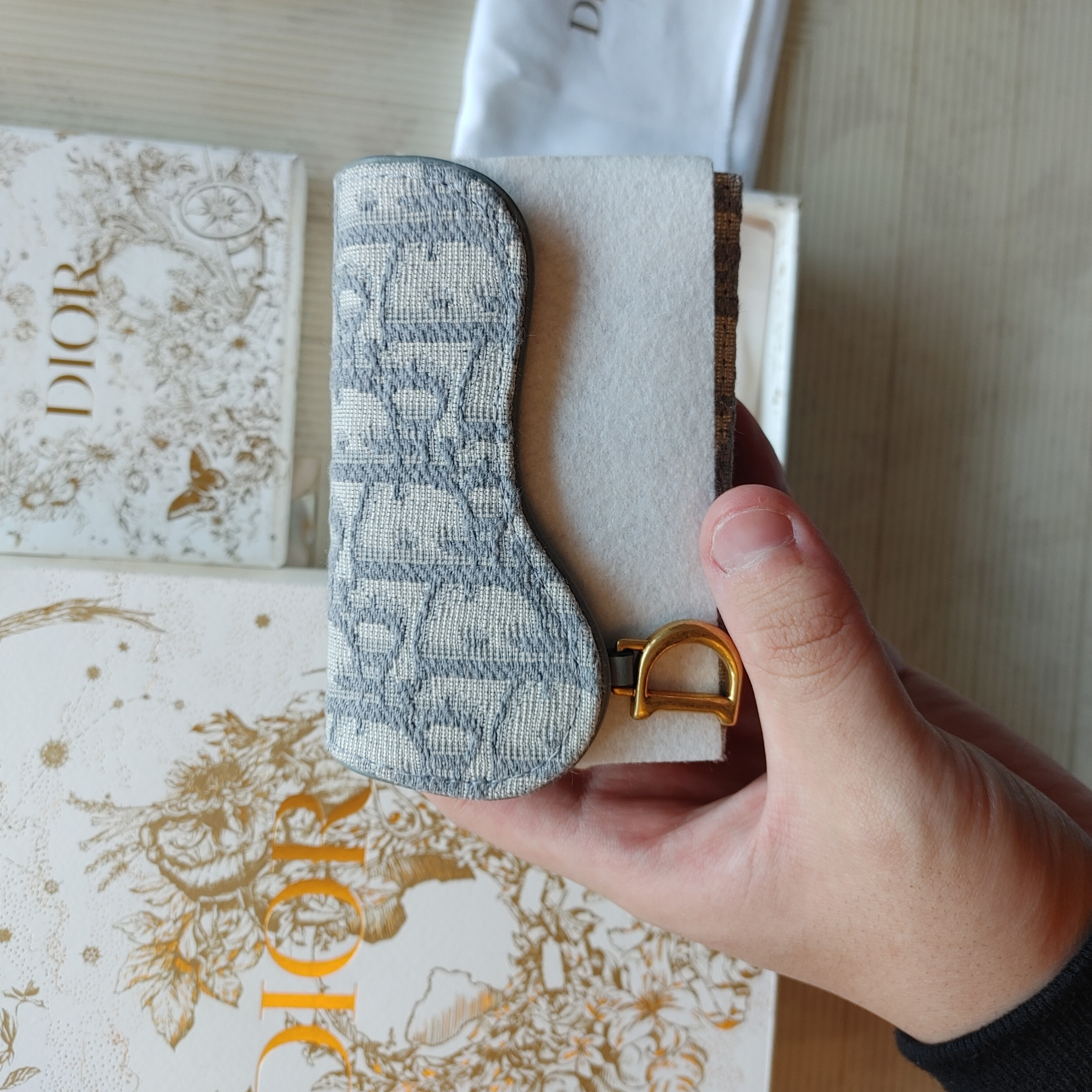 Dior Saddle Flap Card Holder Grey Dior Oblique Jacquard 착용 스타일 - 2