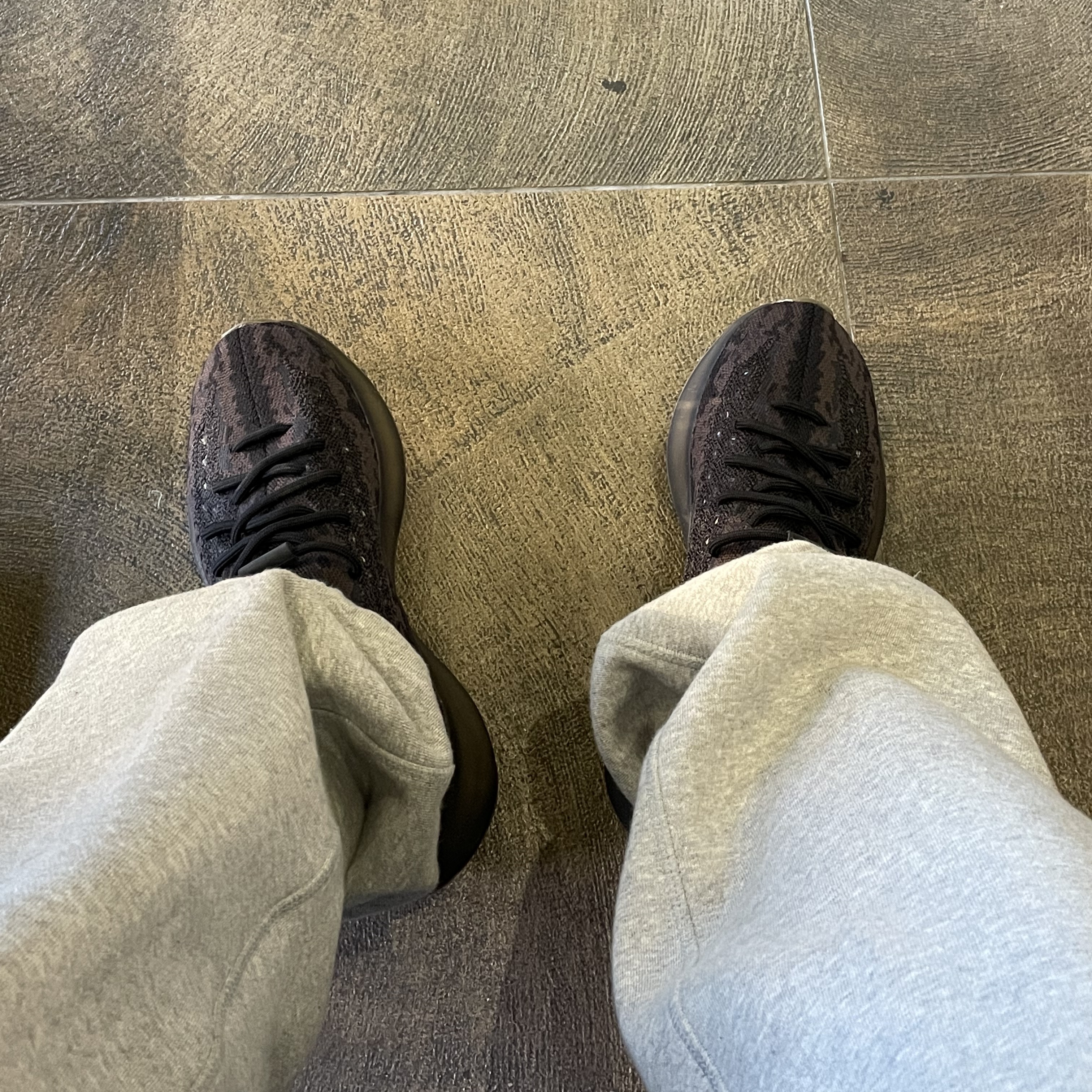 Adidas Yeezy Boost 380 Onyx - Non-Reflective 착용 스타일