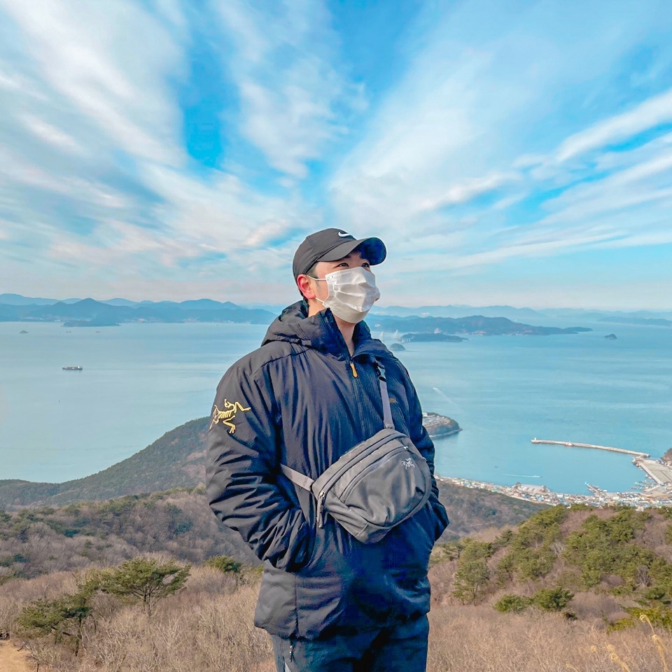 Arc'teryx x Beams Atom AR Hoody Black Gold 착용 스타일 - 2