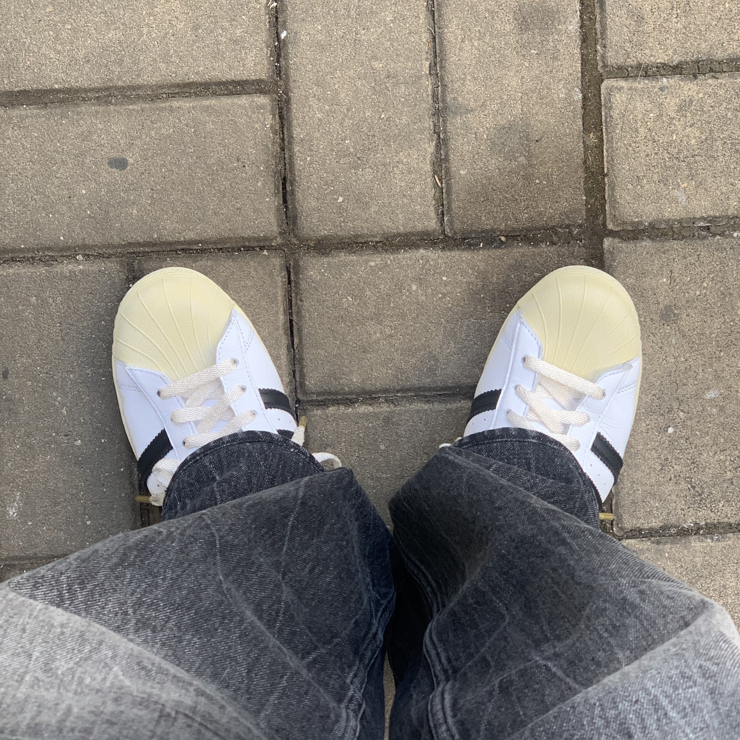 Adidas Superstar Premium White Black 착용 스타일