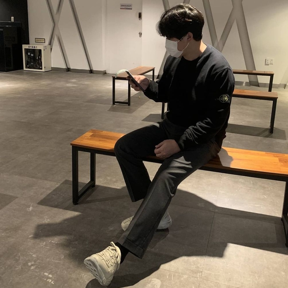 Stone Island 63020 Crewneck Sweatshirt Black - 21FW, Gucci Rhyton Leather Sneakers Distressed Ivory 착용 스타일