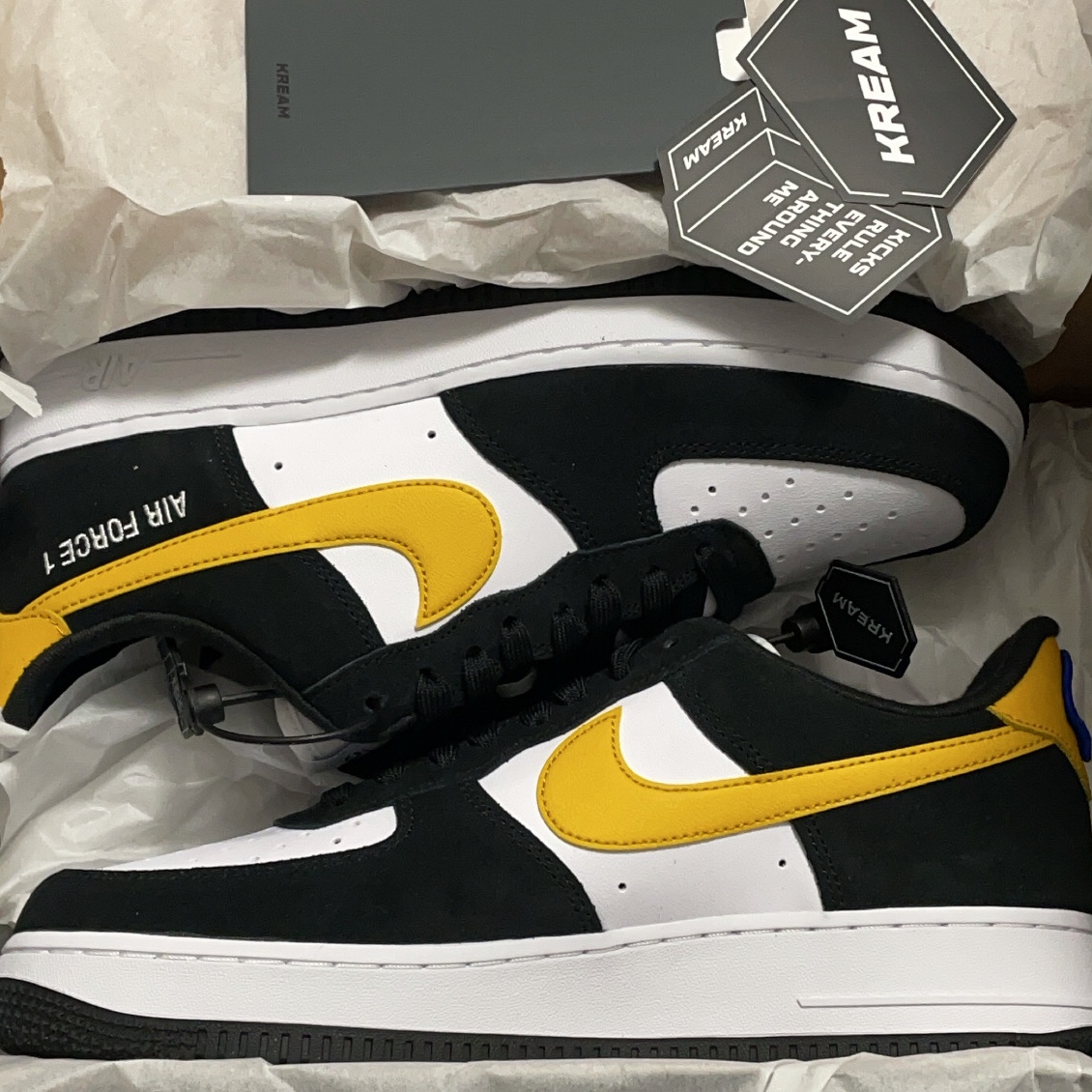 Nike Air Force 1 '07 LV8 Athletic Club Black Dark Sulfur 착용 스타일