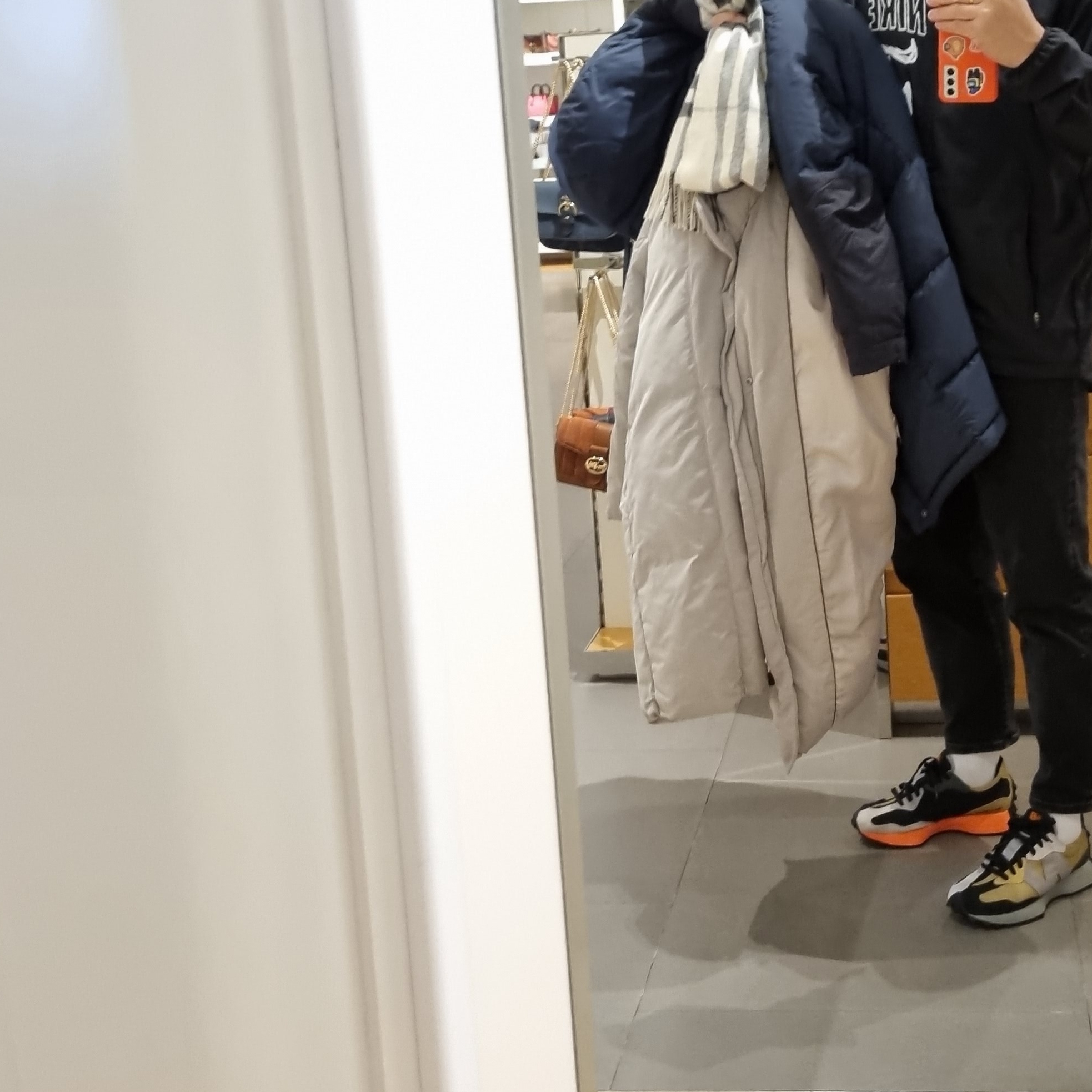 New Balance 327 Golden Poppy 착용 스타일 - 3