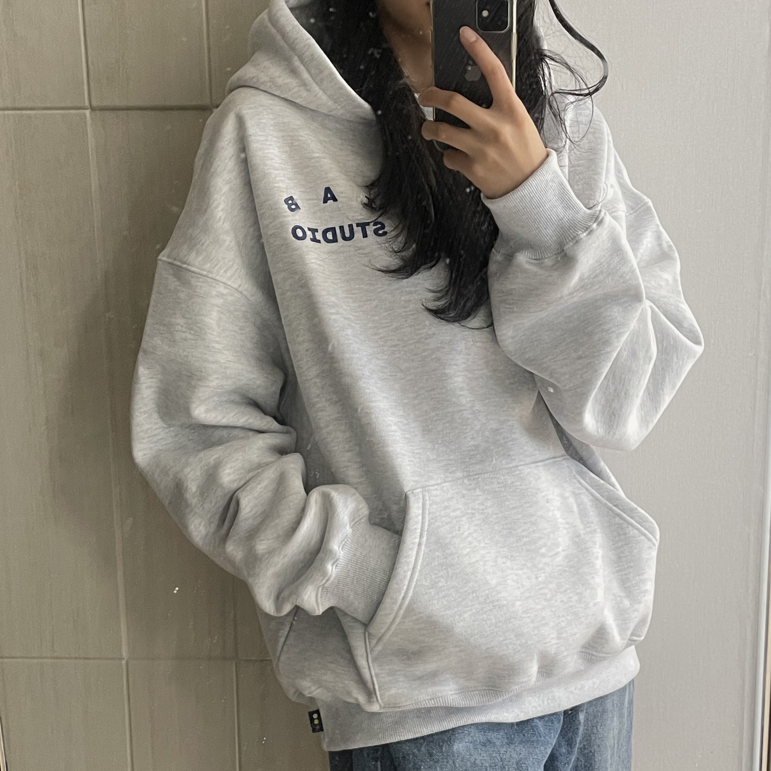 IAB Studio Hoodie Light Gray 착용 스타일
